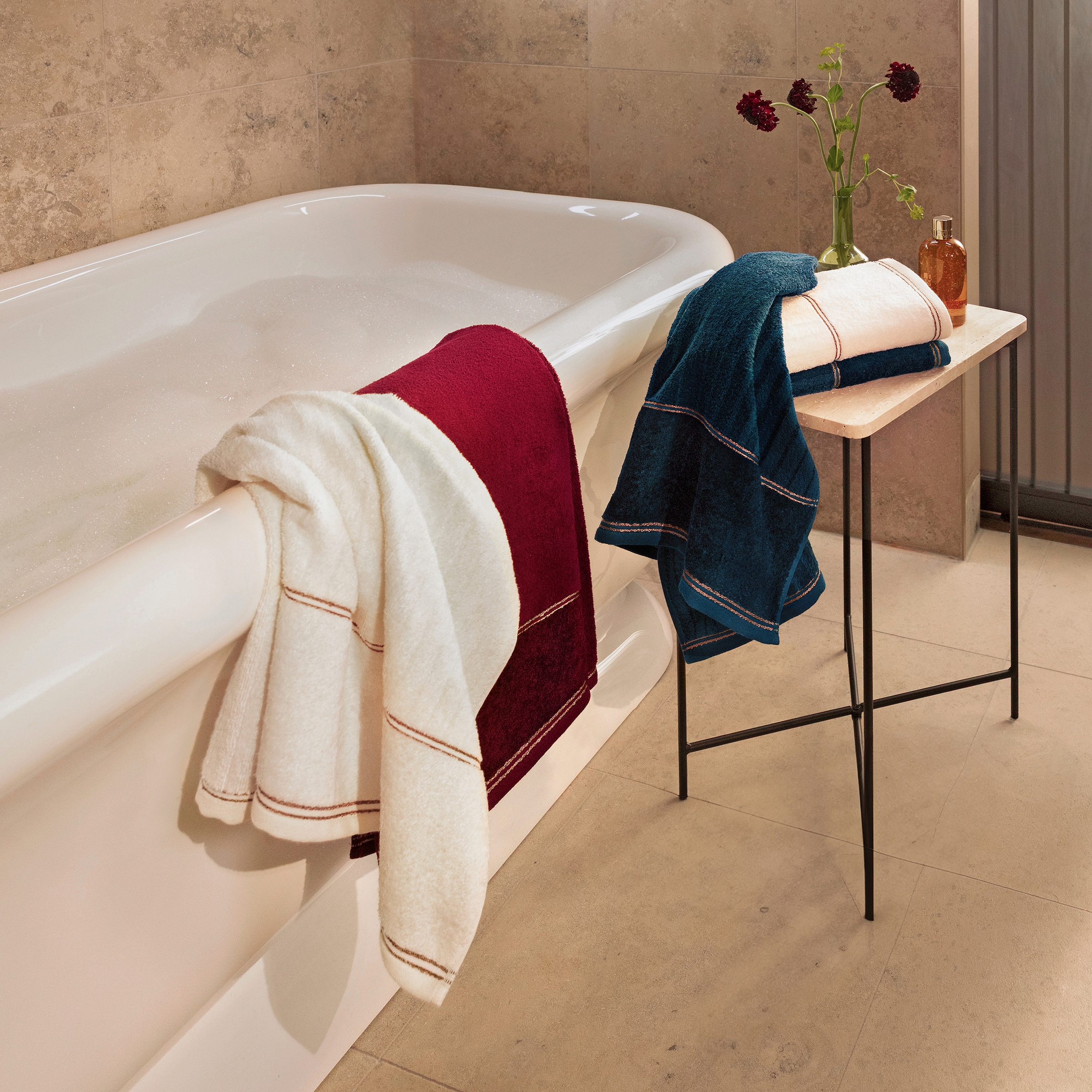 Möve Handtuch »Vibrant Opulence Uni« aus Baumwolle und Lyocell gefertigt