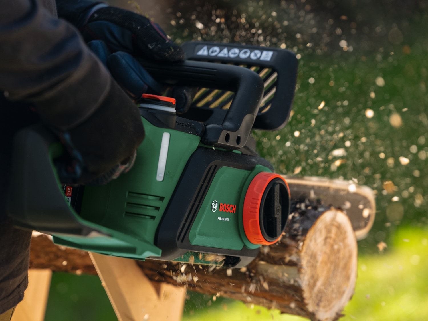 Bosch Home & Garden Akku-Kettensäge »PKE18V-30-28 KIT« inkl. Akku und Ladegerät,  für schnelles und einfaches Schneiden von großen Ästen und Stämmen