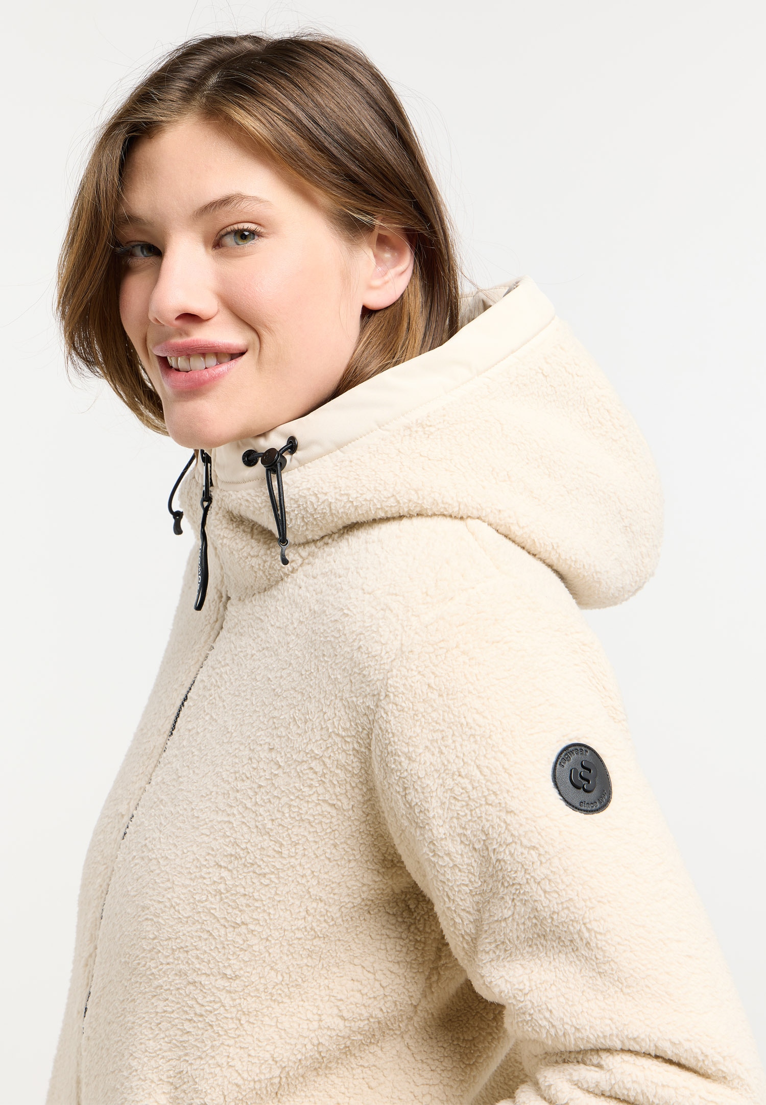 Ragwear Fleecejacke »COUSY SHORT« mit Kapuze hüftlange Länge, mit Reißverschluss, figurumspielende Passform