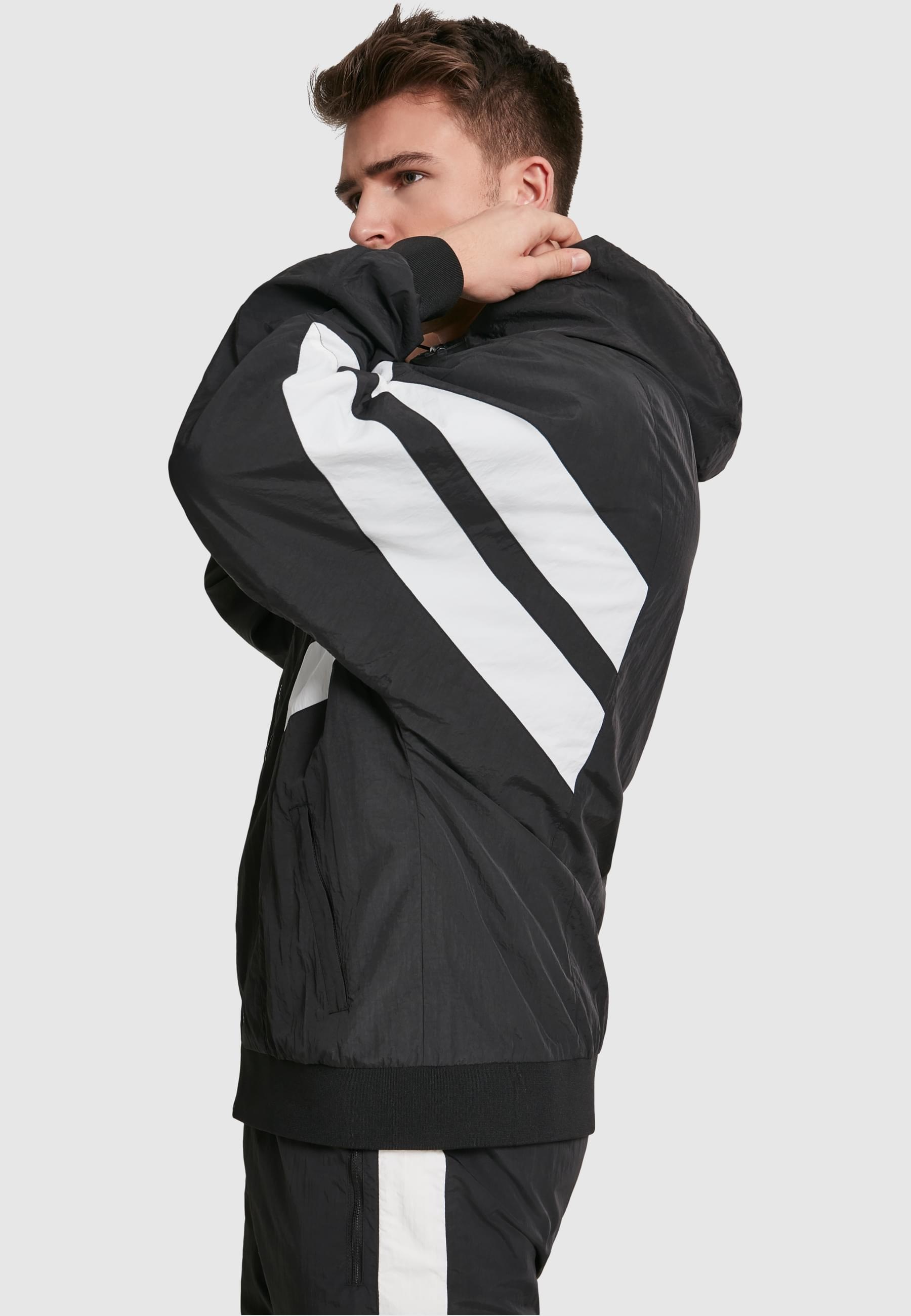 URBAN CLASSICS Allwetterjacke »Urban Classics Herren Crinkle Panel Track Jacket« 1 Stk. tlg. mit Kapuze