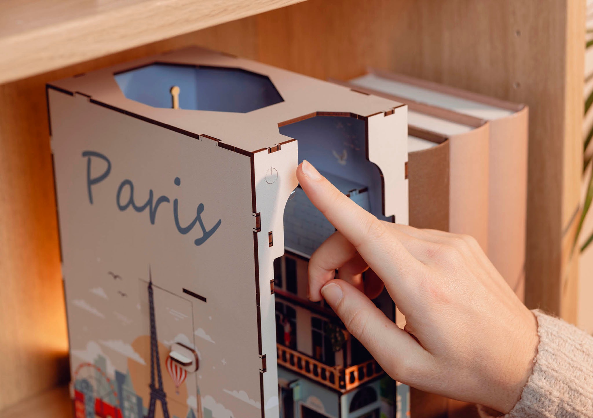 Revell® 3D-Puzzle »Book Nook, Tiny Adventures Paris«, Buchstütze; mit LED-Beleuchtung