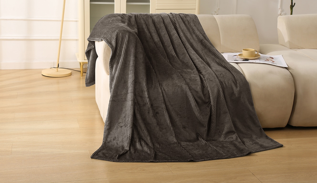 Bruno Banani Wohndecke »Shakira«, Kuscheldecke mit Prägedruck, 150x200 cm