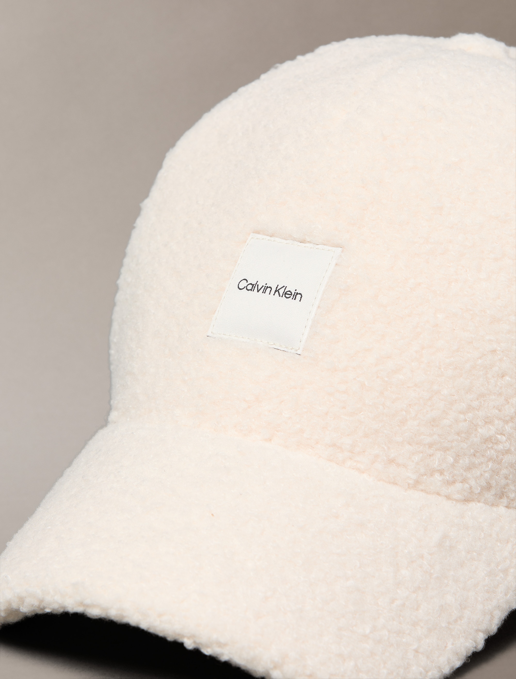 Calvin Klein Baseball Cap »BOUCLE w PATCH CAP« Mit festem Schirm