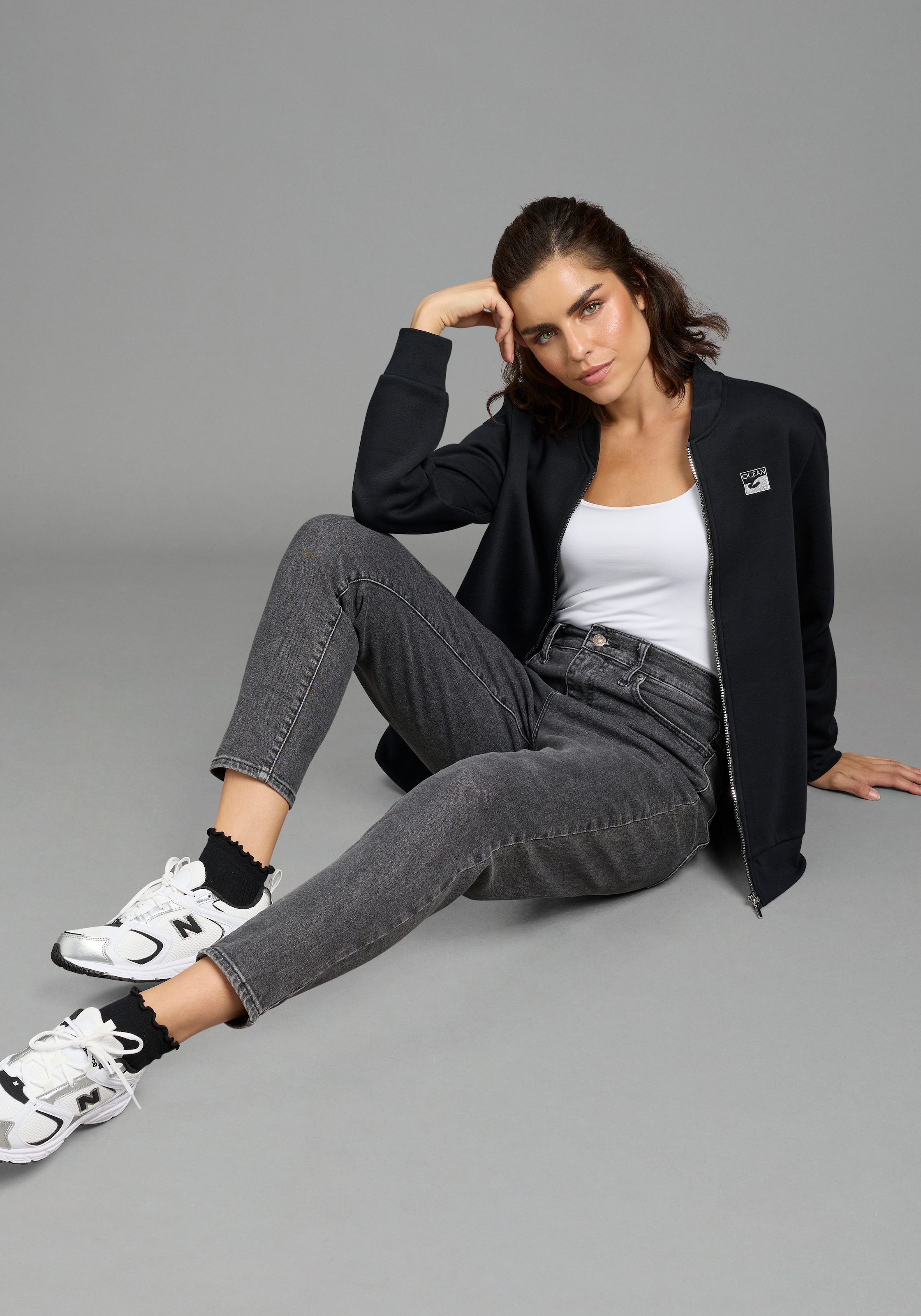 Laura Scott Sweatjacke 1 in  Blousonform aus kuscheliger Sweatware, glänzendem Reißverschluss