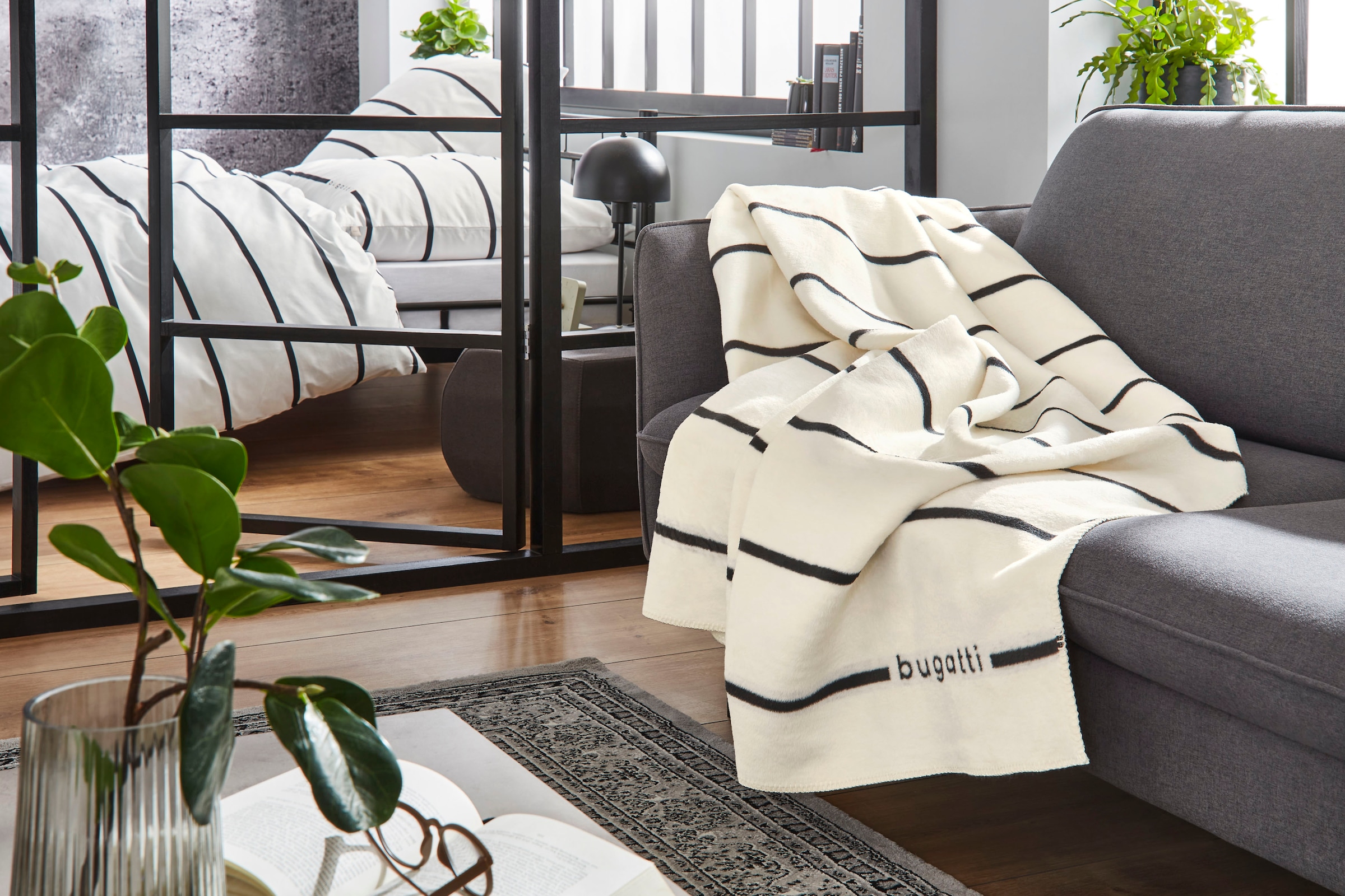 bugatti Wohndecke, mit filigranen Streifen, Kuscheldecke