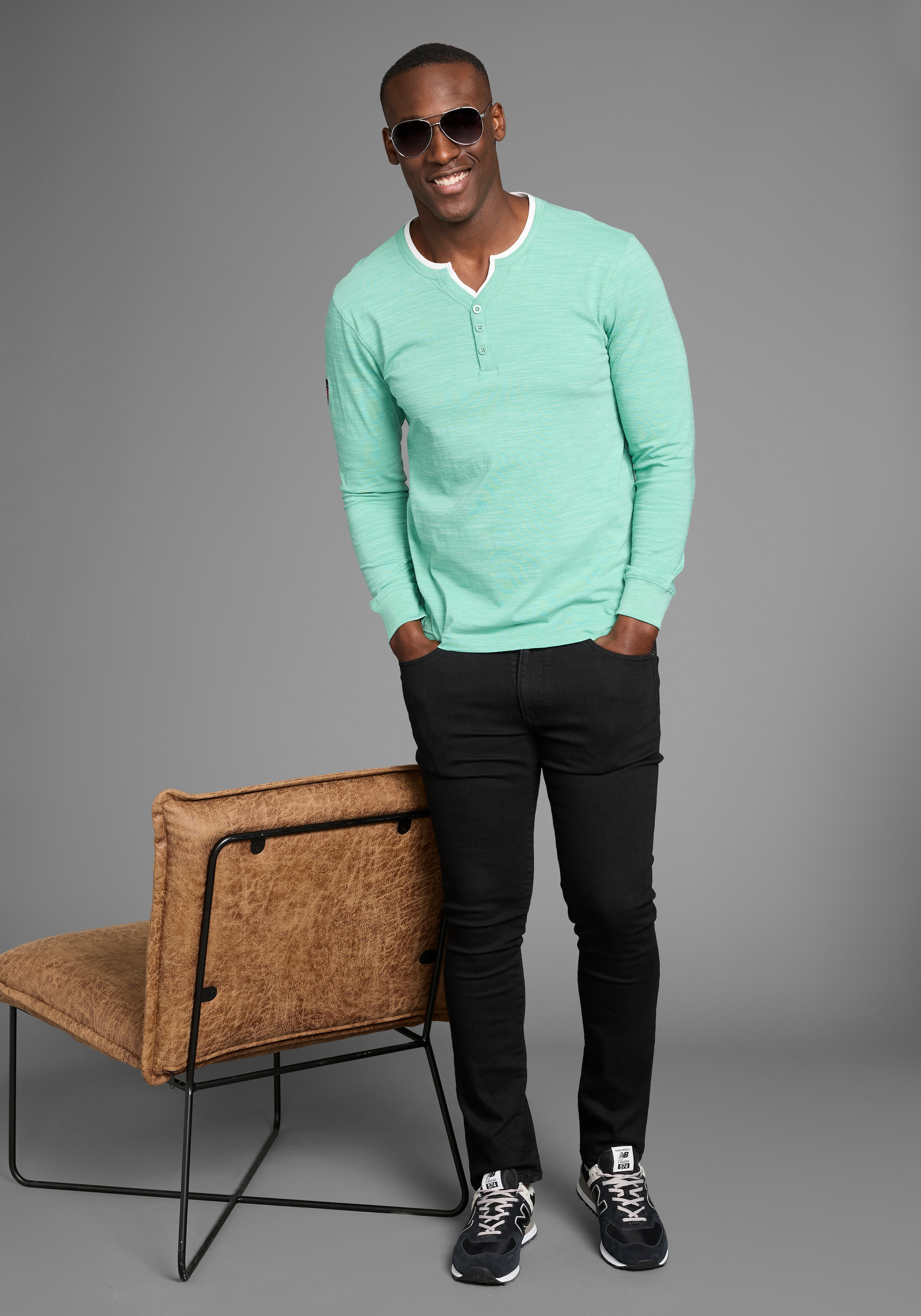 DELMAO Henleyshirt, Langarm, melierte Optik, Henleykragen, aus Baumwollmischung