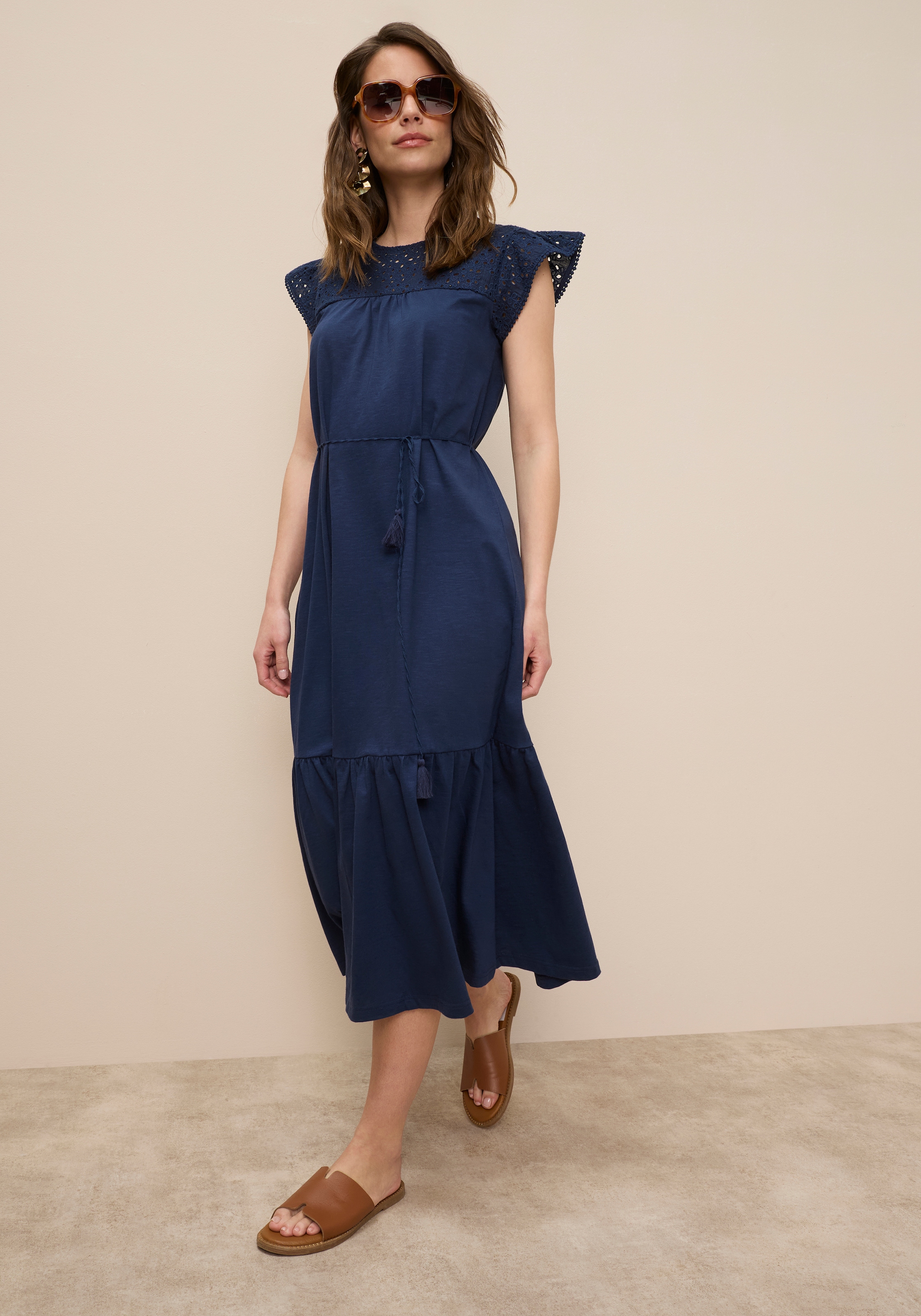 Tamaris Jerseykleid mit femininer Lochstickerei und verspieltem Schnitt