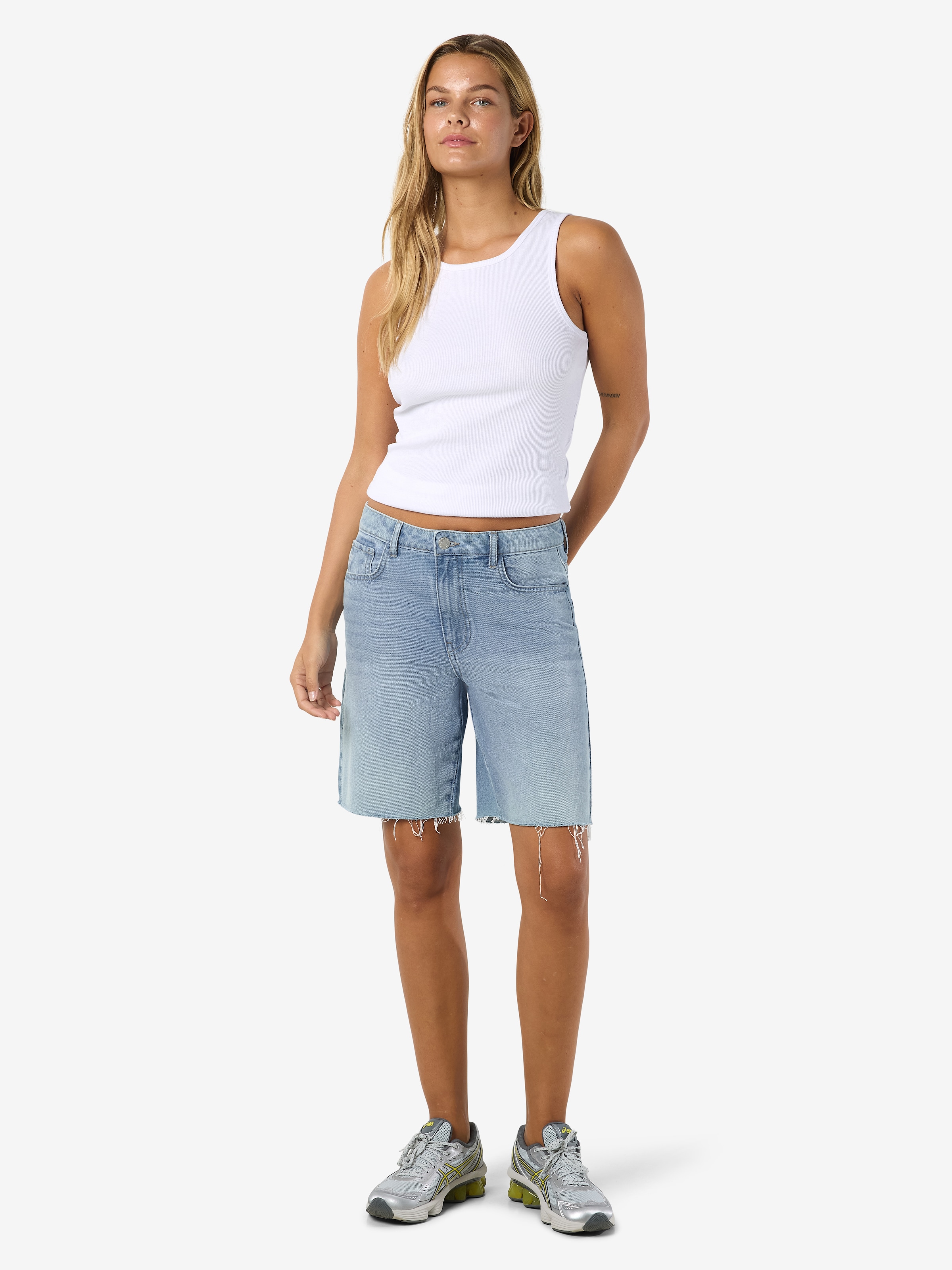 Noisy may Jeansshorts »NMHOLLA NW LOOSE SHORT AZ425LB NOOS« modisch offene Säume