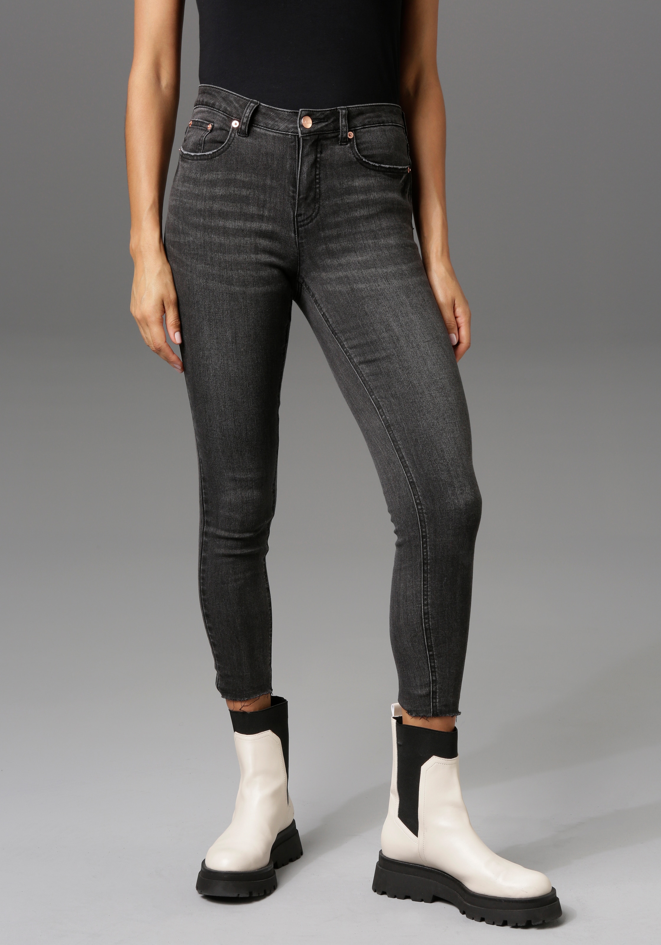 - Aniston ausgefransten mit online Skinny-fit-Jeans, CASUAL Beinabschluss waist regular kaufen