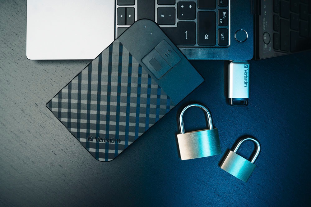 Verbatim USB-Stick »Secure Pro 64GB«, (USB 3.2 Lesegeschwindigkeit 35 MB/s)