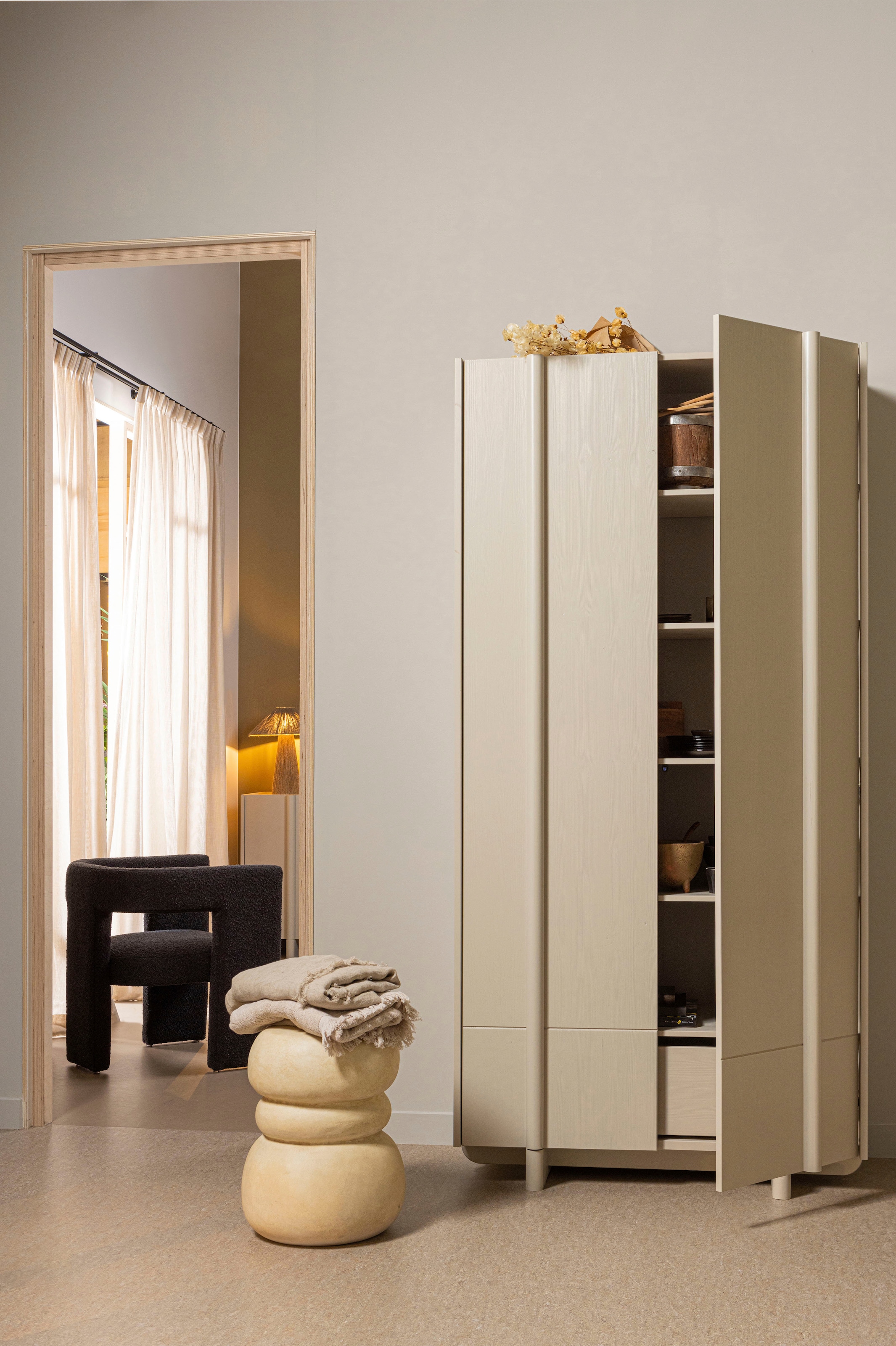 WOOOD Polsterstuhl »Tiwa mit Bouclé-Bezug und Holzgestell B 63 x T 62 x H 71 cm« () Maximale Verschleißfestigkeit, Tragkraft 100 kg, montiert geliefert