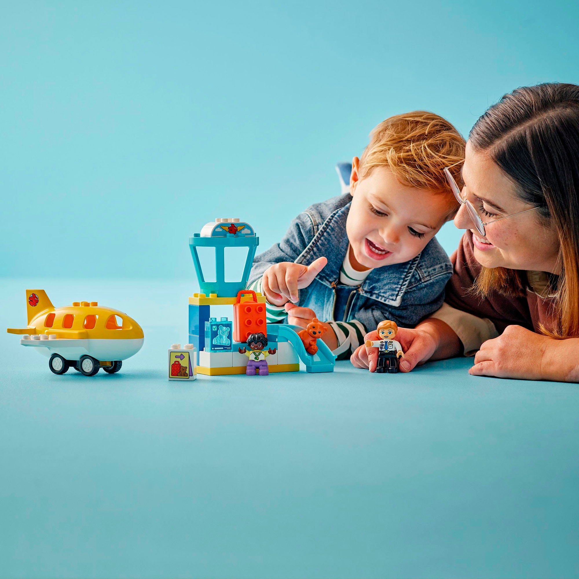 LEGO® Konstruktionsspielsteine »Erster Besuch im Flughafen (10443), LEGO DUPLO Town«, (23 St.), Made in Europe