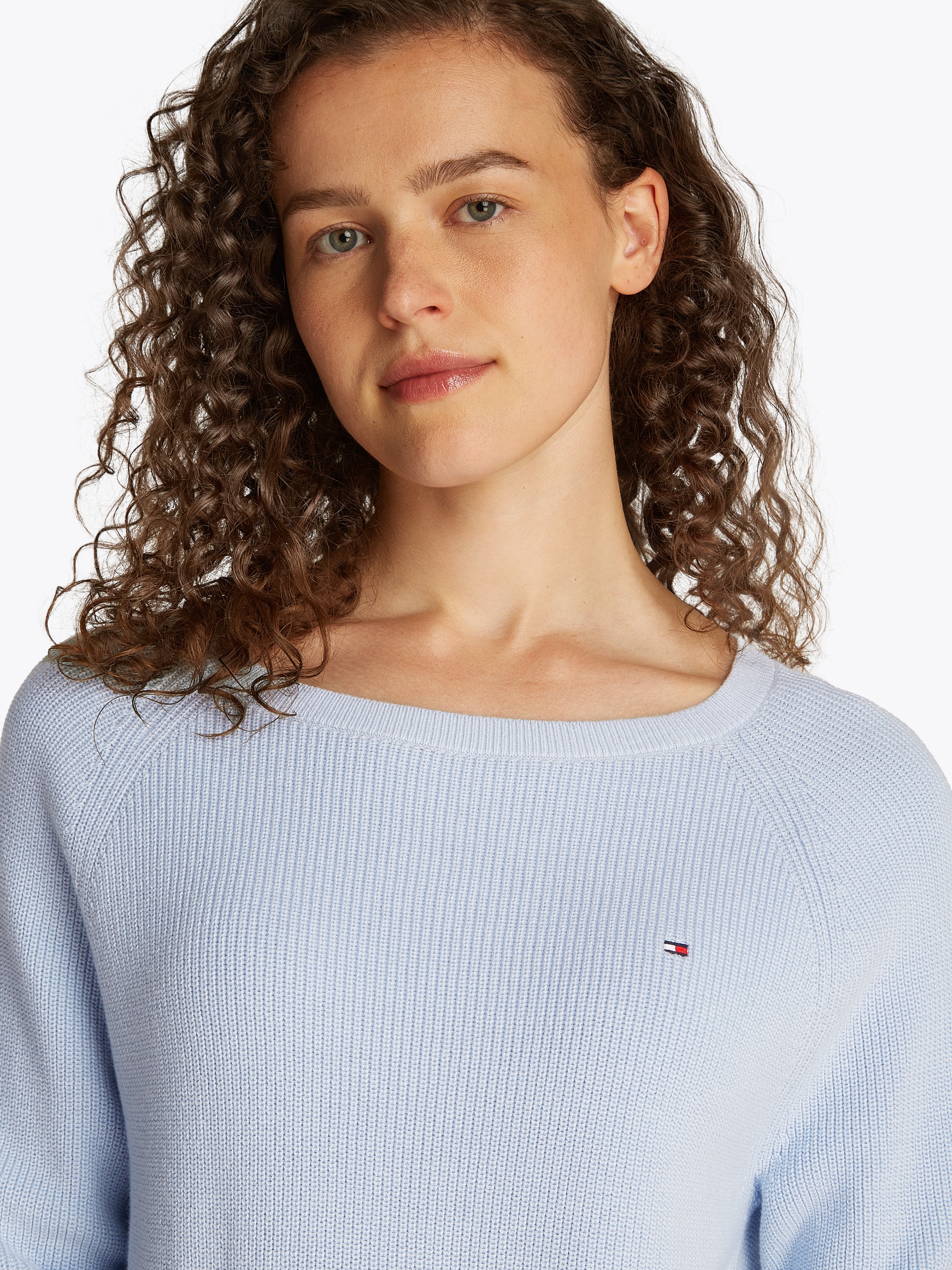 Tommy Hilfiger Strickpullover »CO CARDI FINE GG LS BOAT-NK SWT«, mit Raglanärmel, Logostickerei