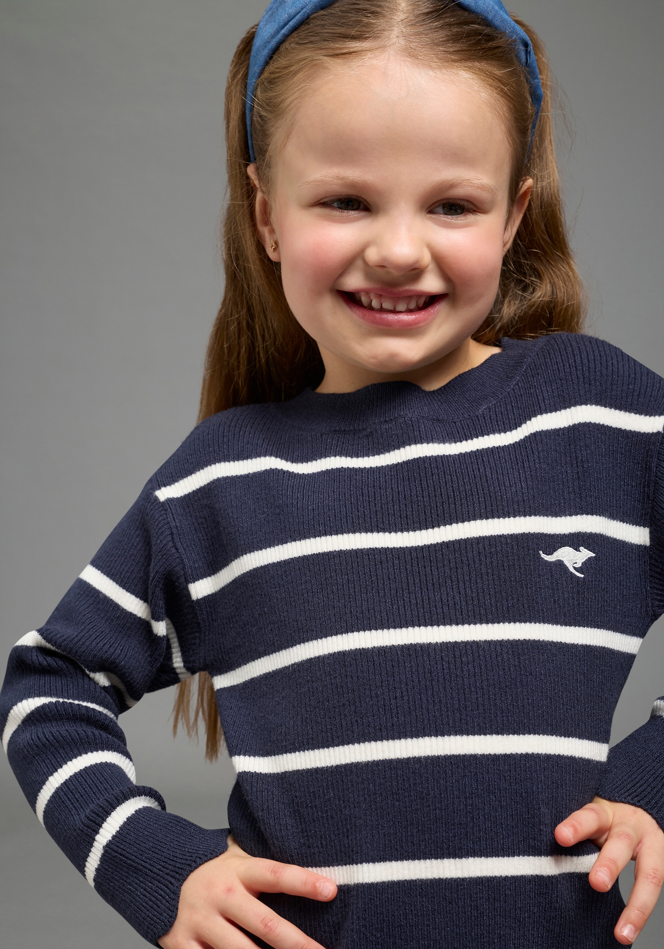 KangaROOS Strickkleid »Modisches KangaROOS Ringelkleid aus weichem Feinstrick« Trendiges gestricketes Kleid mit Logo-Stickerei, knielang, geringelt