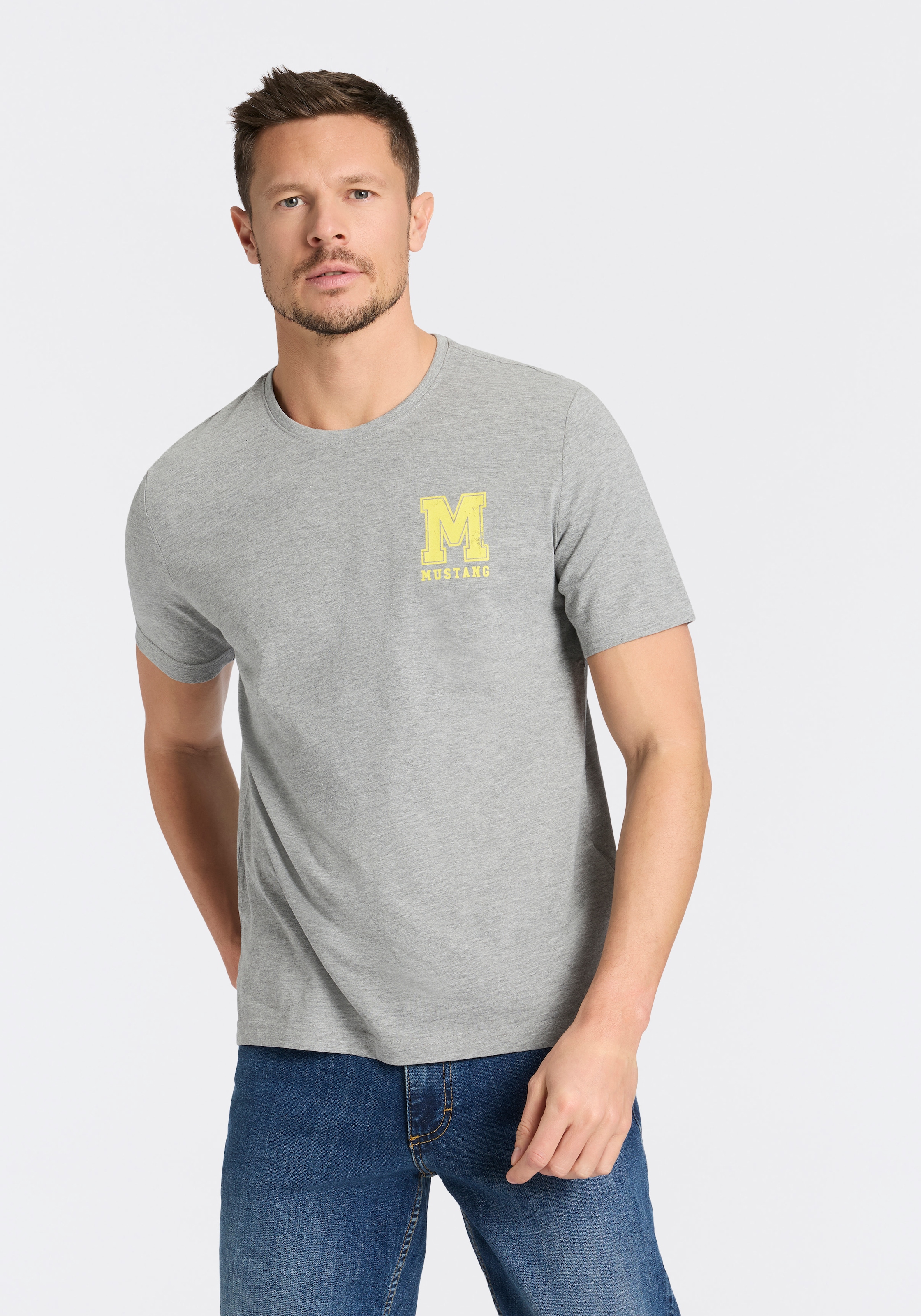 MUSTANG Rundhalsshirt »Alex Logo Brust« normale Passform, Kurzarm-Design, lässiger Stil