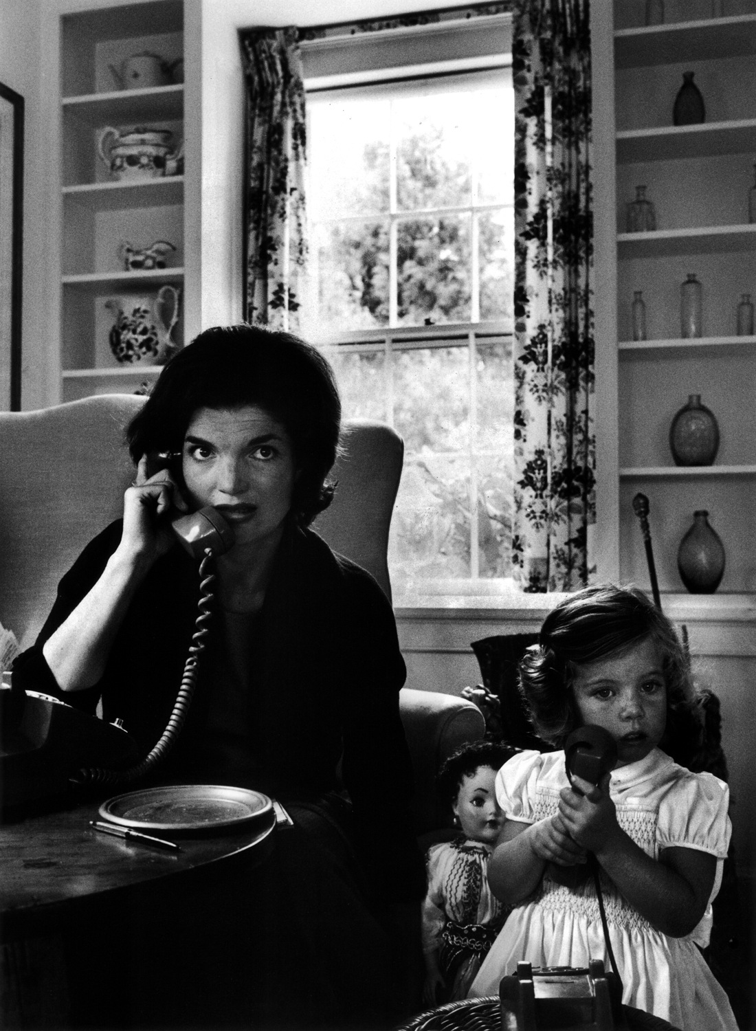 queence Acrylglasbild »Jackie Kennedy mit Kind«, Schwarz-Weiß-Frau-Stars-Po günstig online kaufen