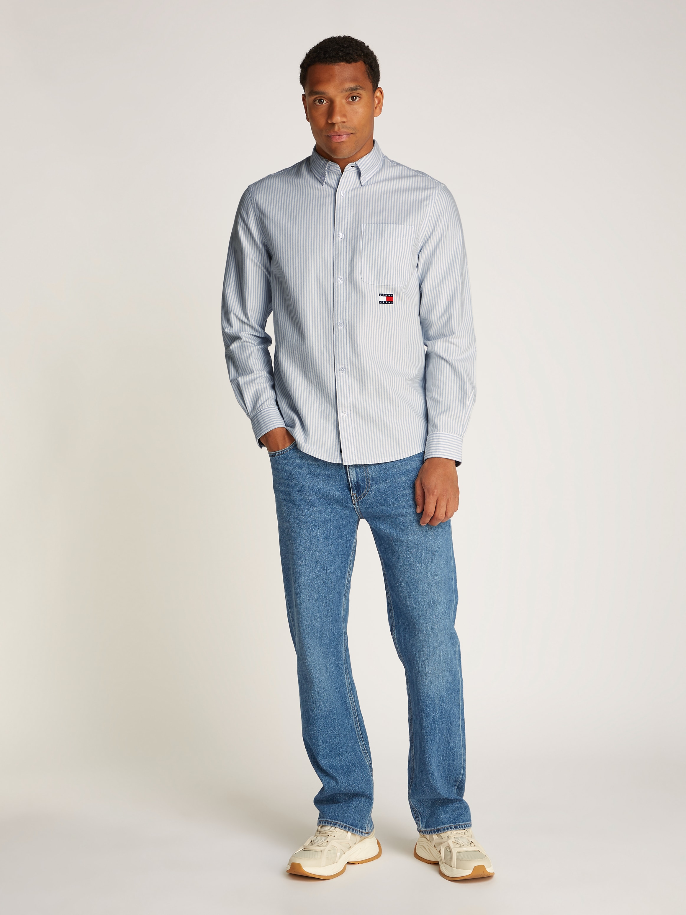 Tommy Jeans Langarmhemd »TJM STRIPE OXFORD SHIRT EXT«, mit Logostickerei