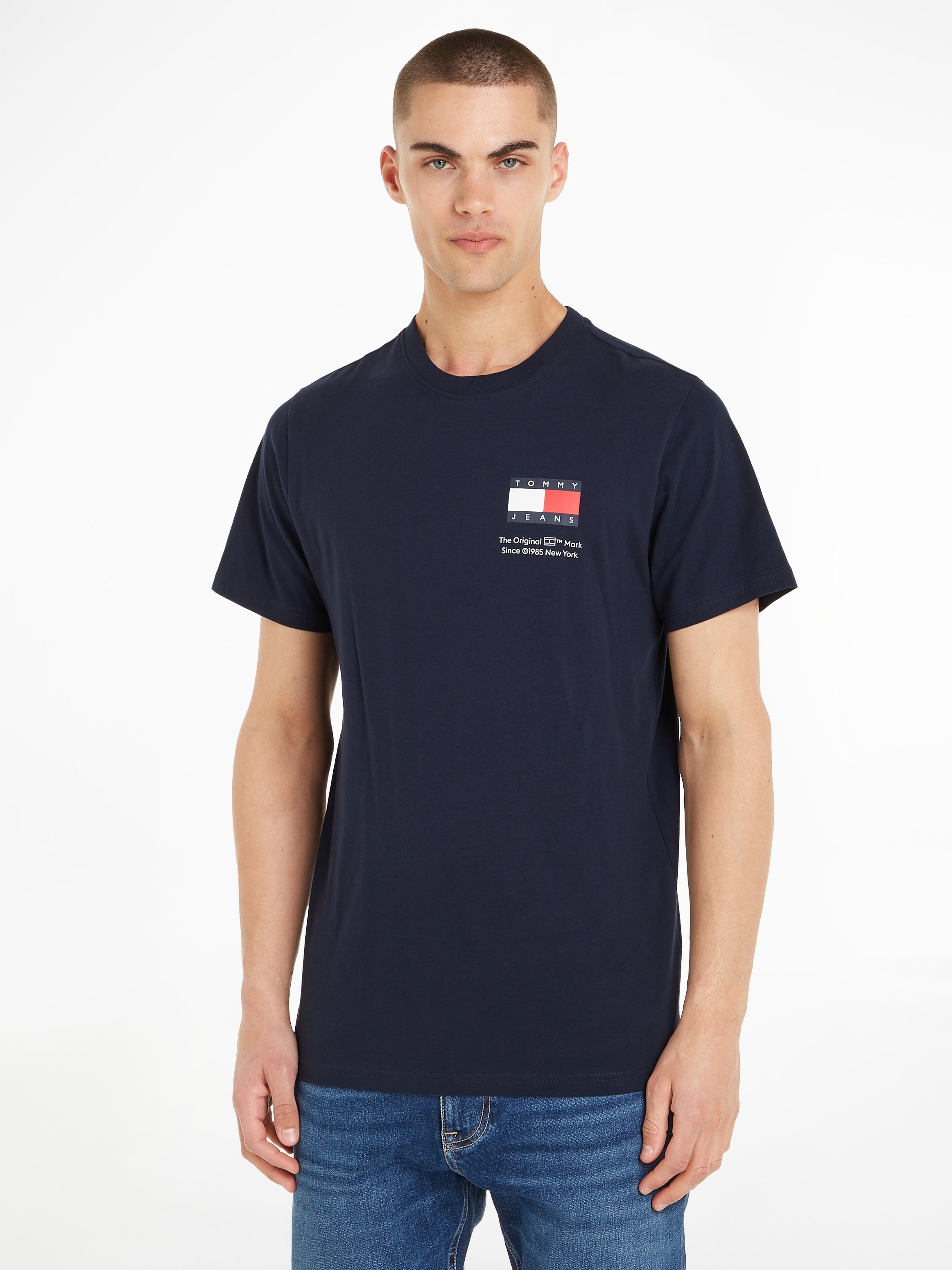 Tommy Jeans T-Shirt »TJM SLIM ESSENTIAL FLAG TEE EXT«, mit  Rundhalsausschnitt bestellen | T-Shirts