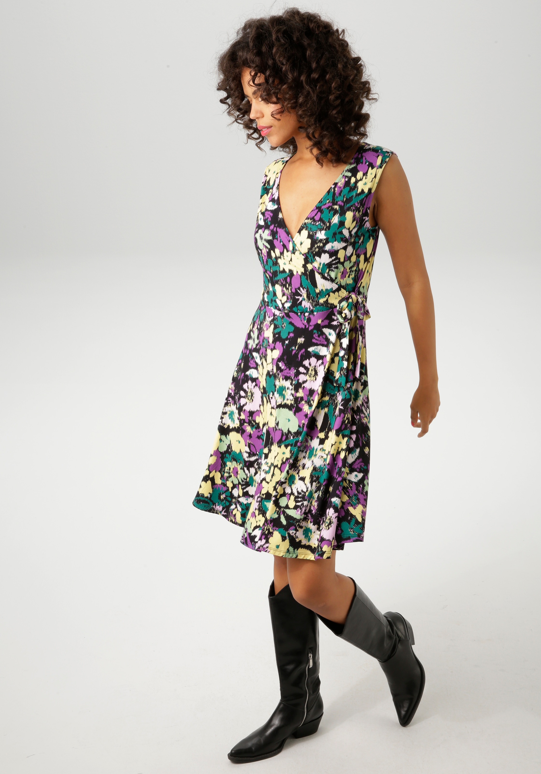 Aniston CASUAL Sommerkleid, mit malerischem Blumendruck - jedes Teil ein Unikat