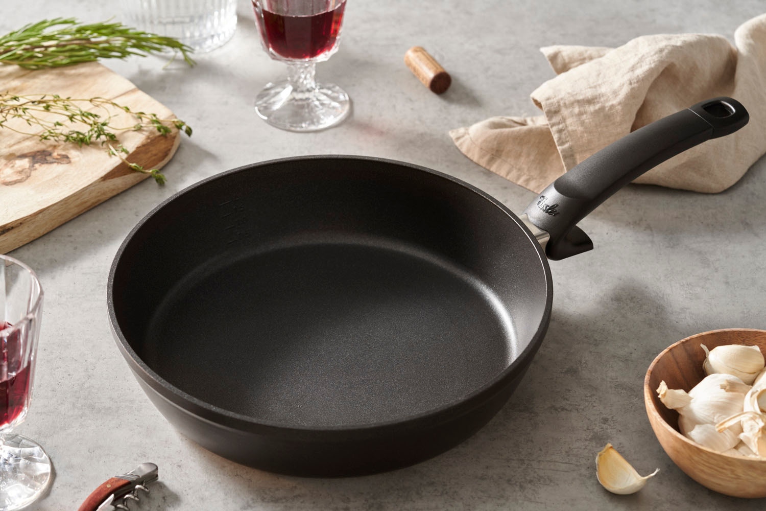 Fissler Bratpfanne »Levital® + Comfort«, Aluminium, (1 tlg.), speziell für gesundes, fettarmes Braten.