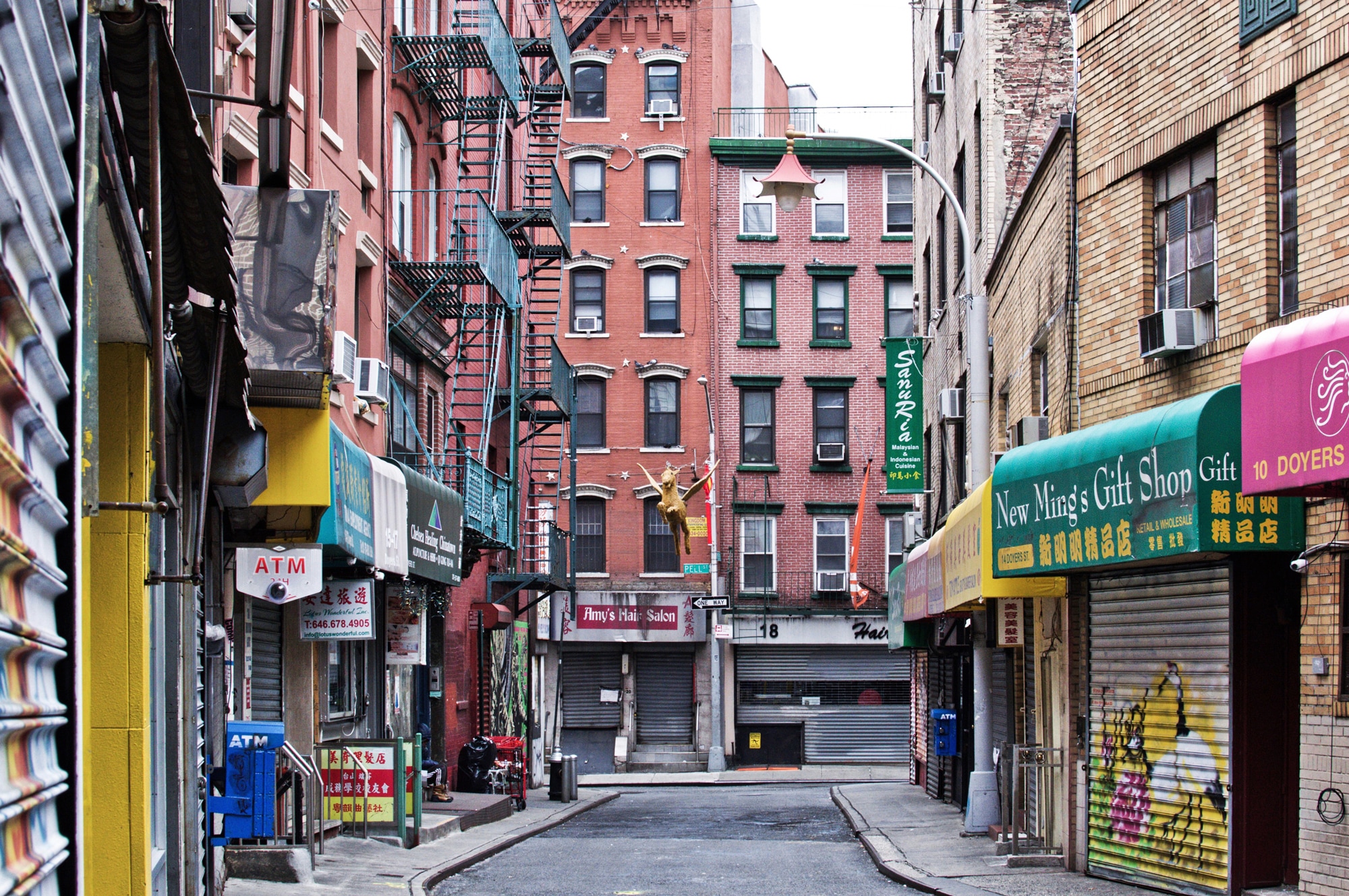 Papermoon Fototapete »MANHATTAN-NEW YORK CHINATOWN GASSE ALT STADT ZIEGEL X günstig online kaufen