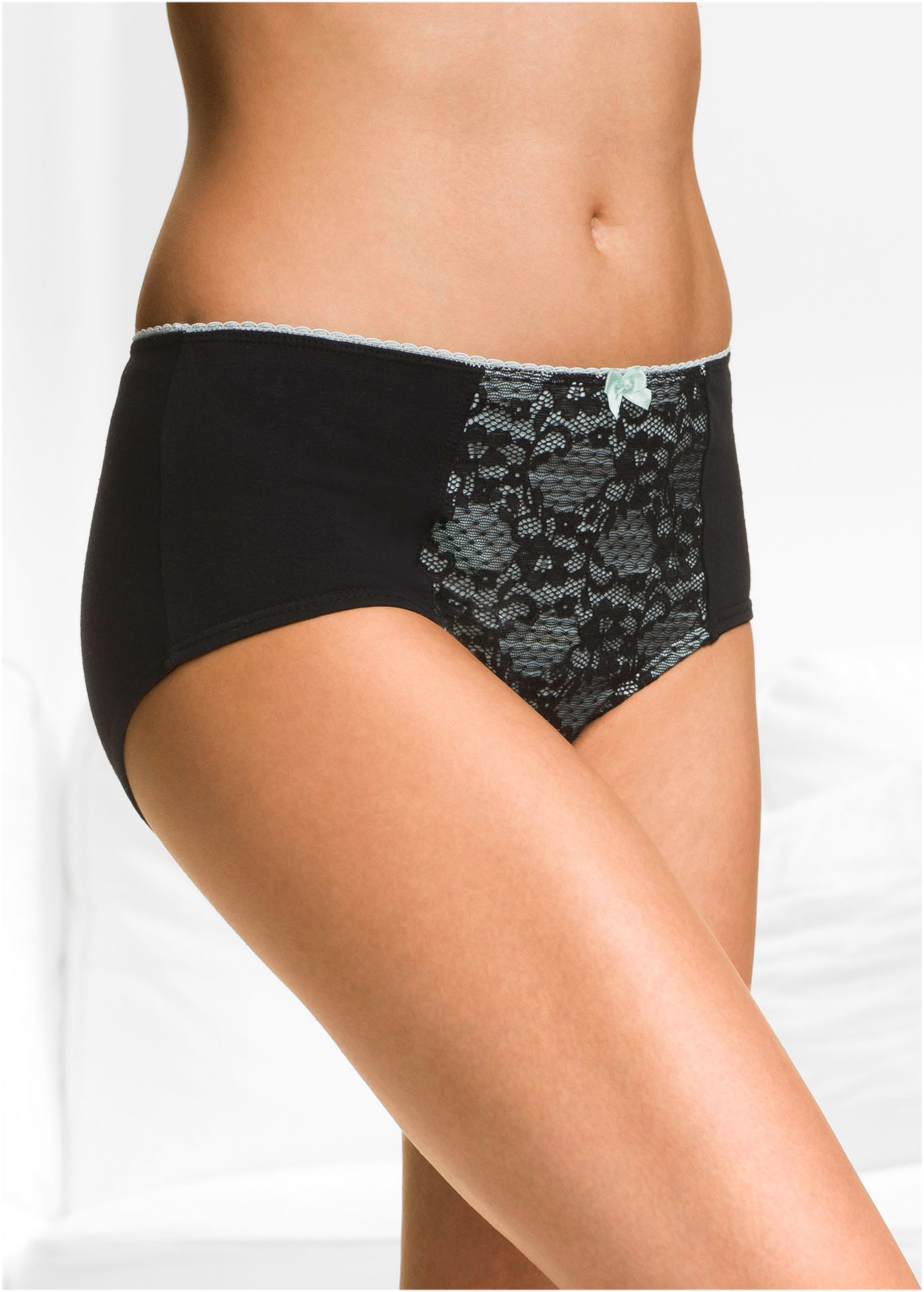 bonprix Maxislip Packung, 4 Stk. mit farbigem Spitzeneinsatz, mit Zierschleife, bequeme Passform