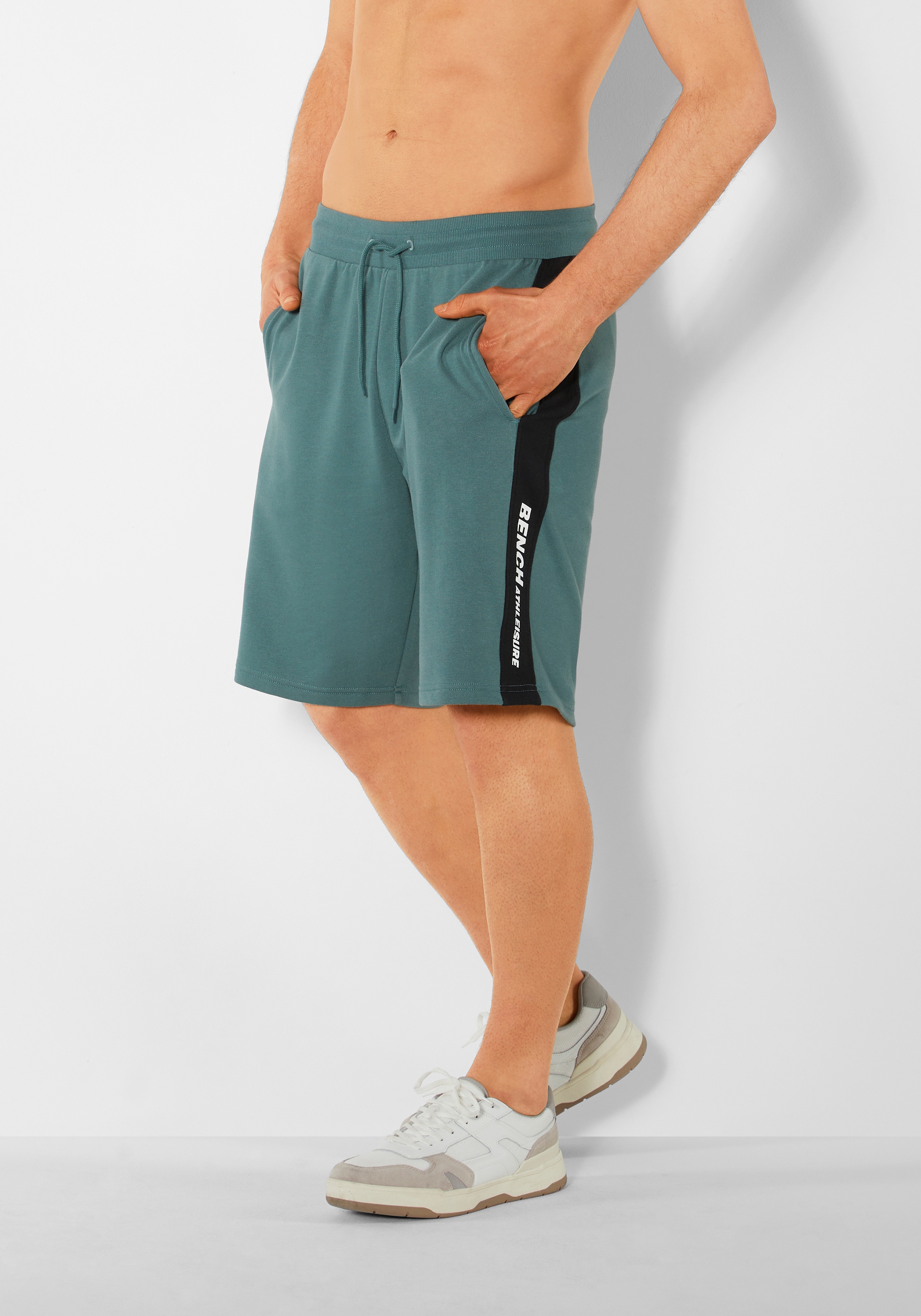 9. Bild von Bench. Loungewear Sweatshorts, mit seitlichem Einsatz