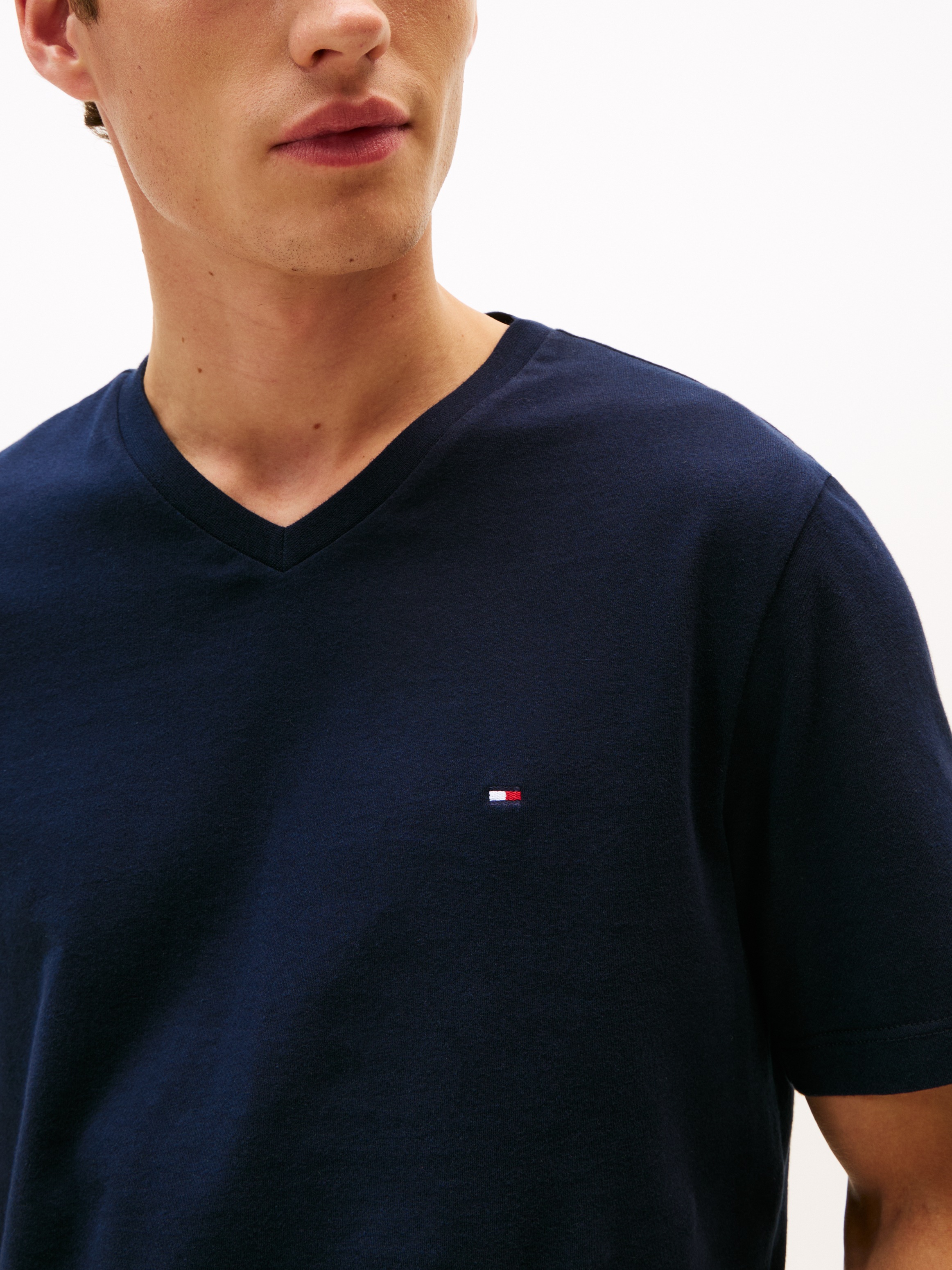 Tommy Hilfiger V-Shirt »ESSENTIAL V-NECK TEE mit V-Ausschnitt und Markenlabel« unifarben, casual, regular fit, Baumwolle, V-Ausschnitt