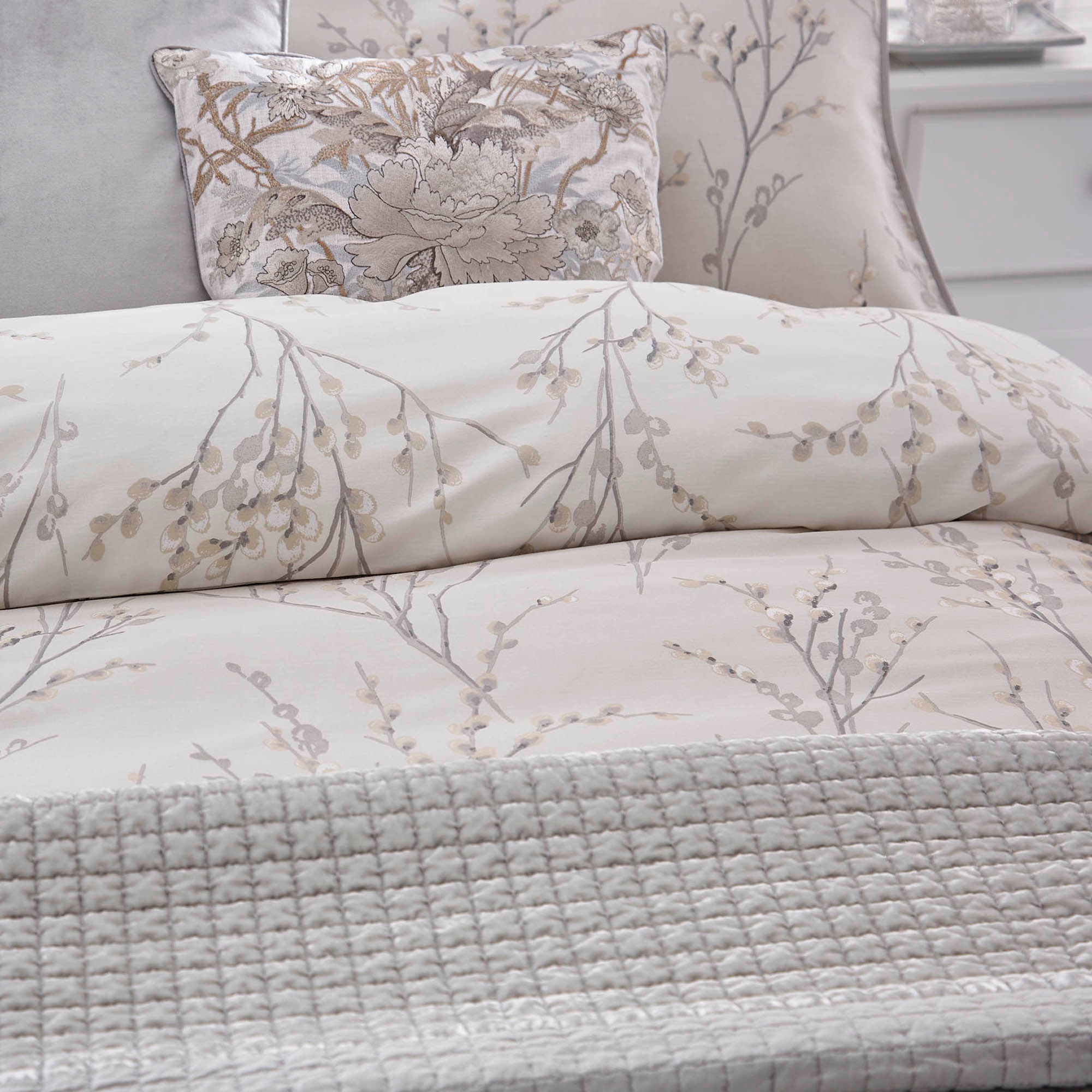 LAURA ASHLEY Bettwäsche »Pussy Willow, aus Baumwoll-Satin« 3 tlg. mit floralem Muster, inkl 2 Kissenbezüge