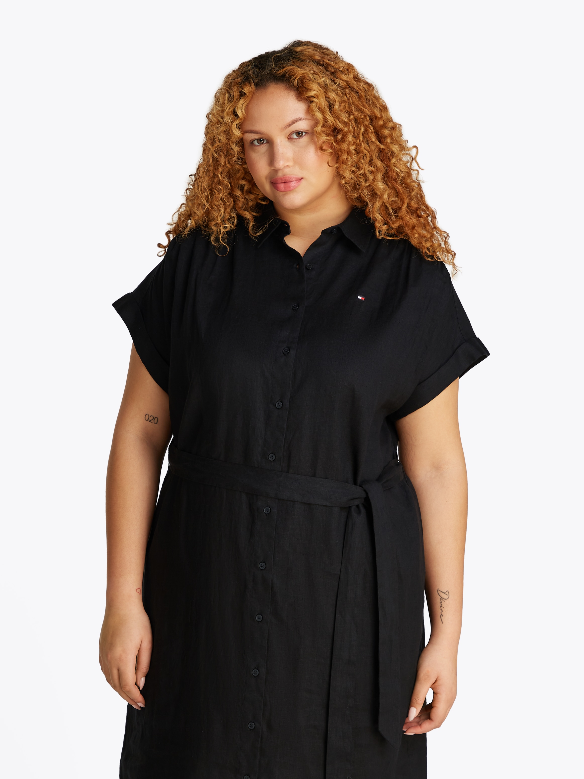 Tommy Hilfiger Curve Midikleid »CRV ESS LI BELTED S/S MIDI DRESS«, in Großen Größen, mit Gürtel, Logostickerei