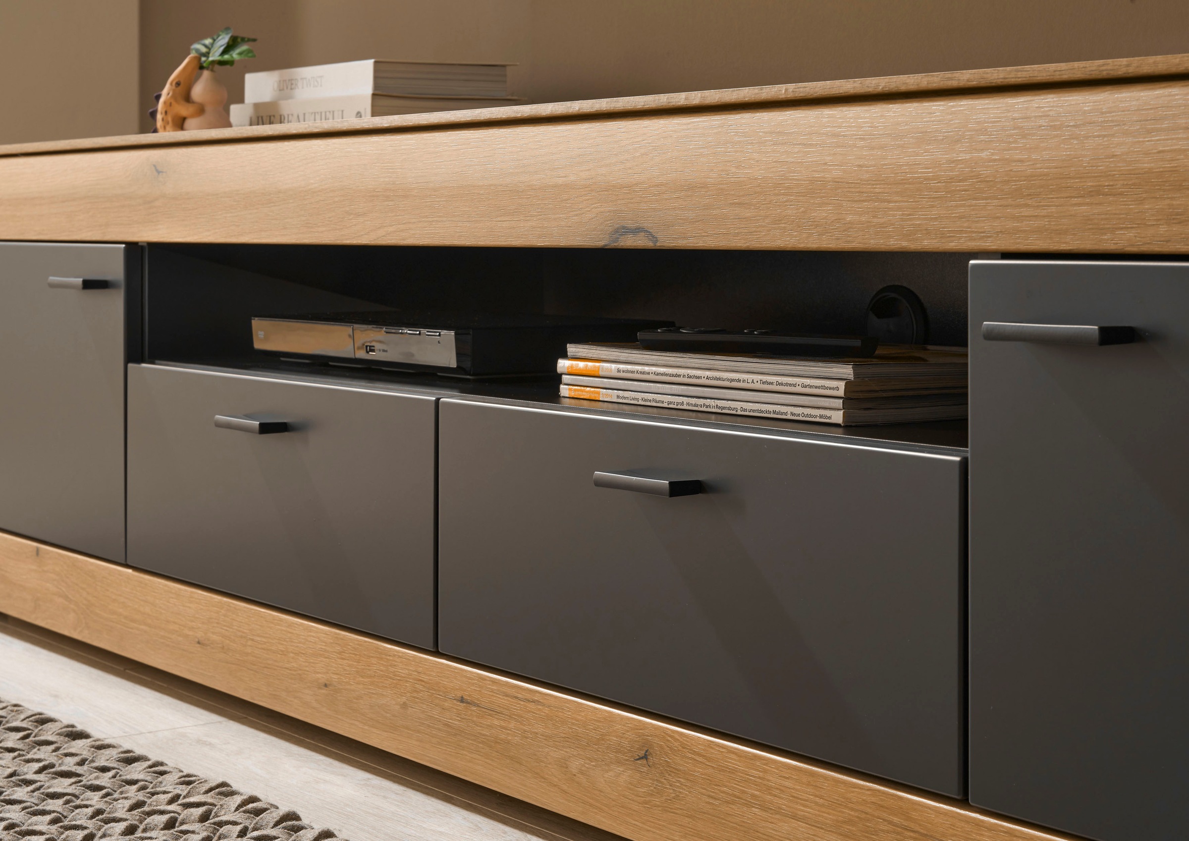 Home affaire Lowboard »Soleto, moderner TV-Schrank, Kommode, TV-Unterschrank« zeitlos, schwarze Griffe aus Metall, ausreichend Stauraum