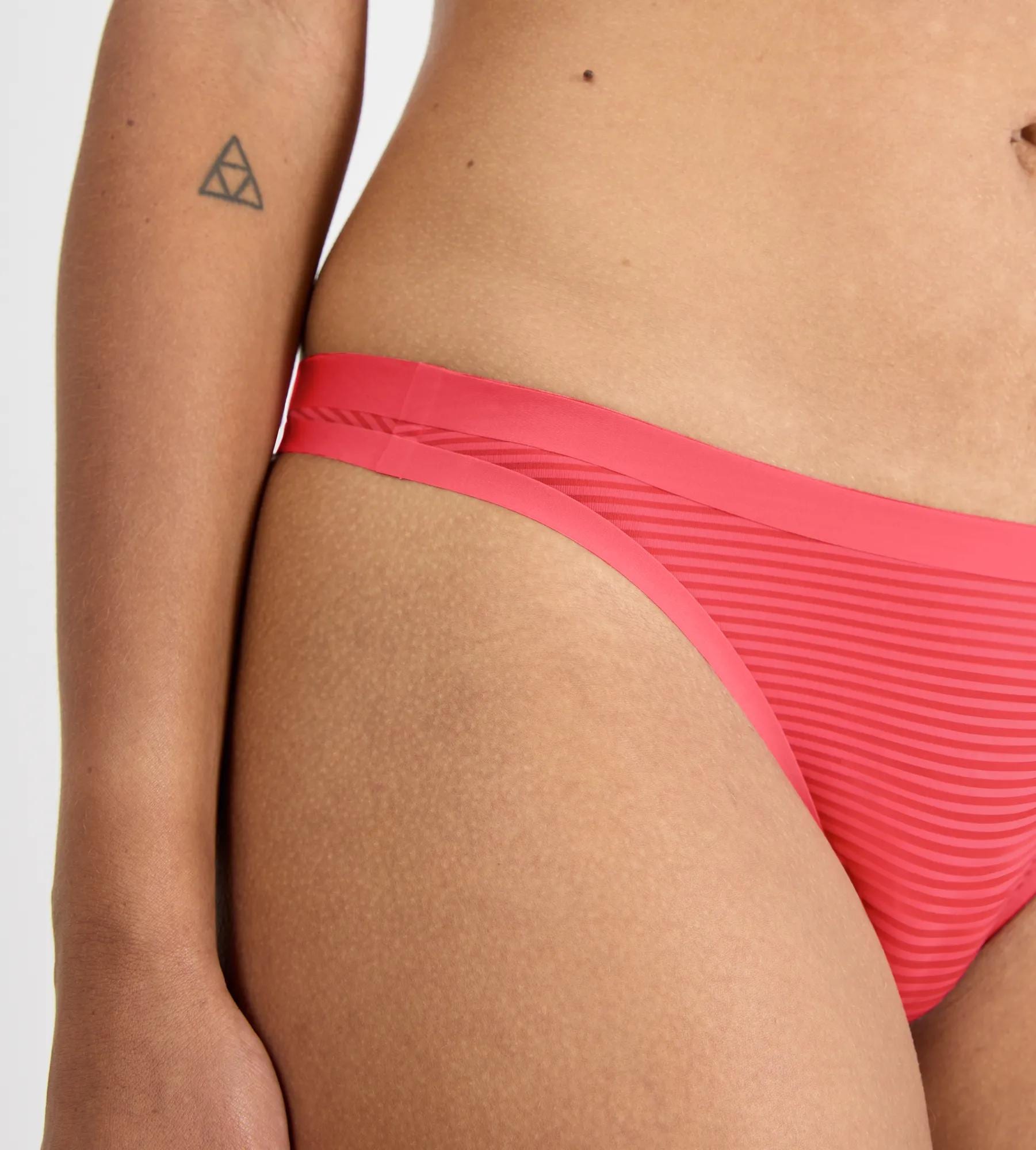 sloggi String »ZERO Feel Air« atmungskativ, semi-transparenter Look, feine Streifen