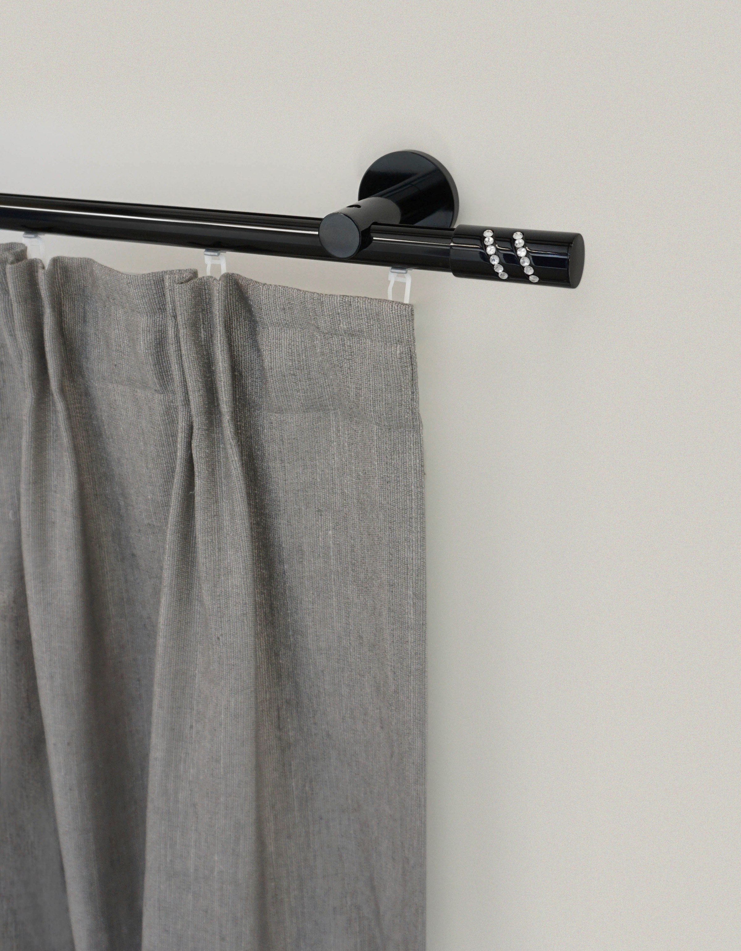 GARESA Gardinenstange »BLACK«, 1 läufig-läufig, Wunschmaßlänge, Vorhanggarnitur, Innenlauf, verlängerbar, Endknopf mit Glitzersteinen