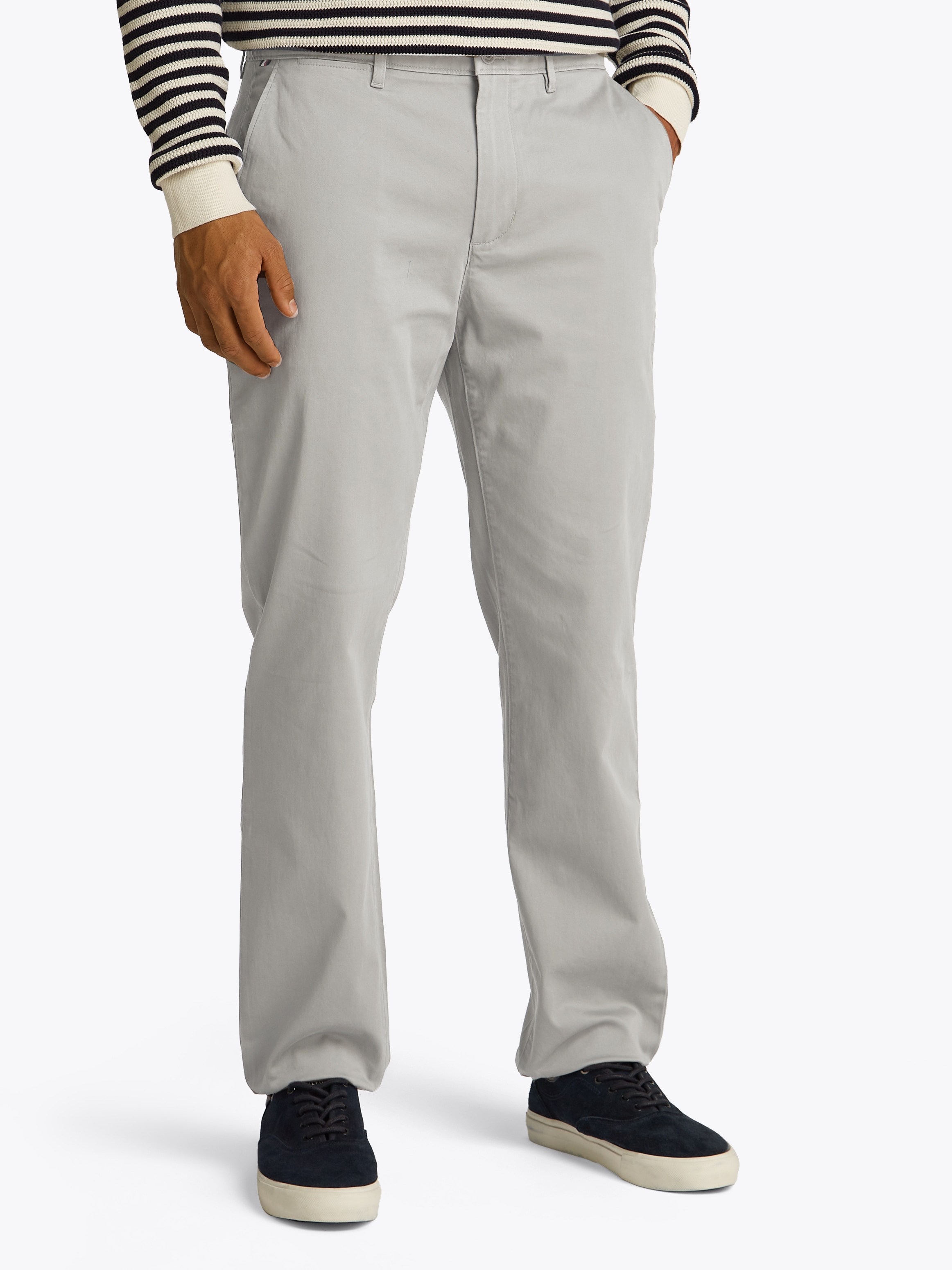 TOMMY HILFIGER Chinohose »DENTON CHINO SATIN« mit Gesäßtaschen mit Knopf, Logostickerei Hydrogen Grey 30 - Länge 32 Länge 32 30 Chinohose von Tommy...