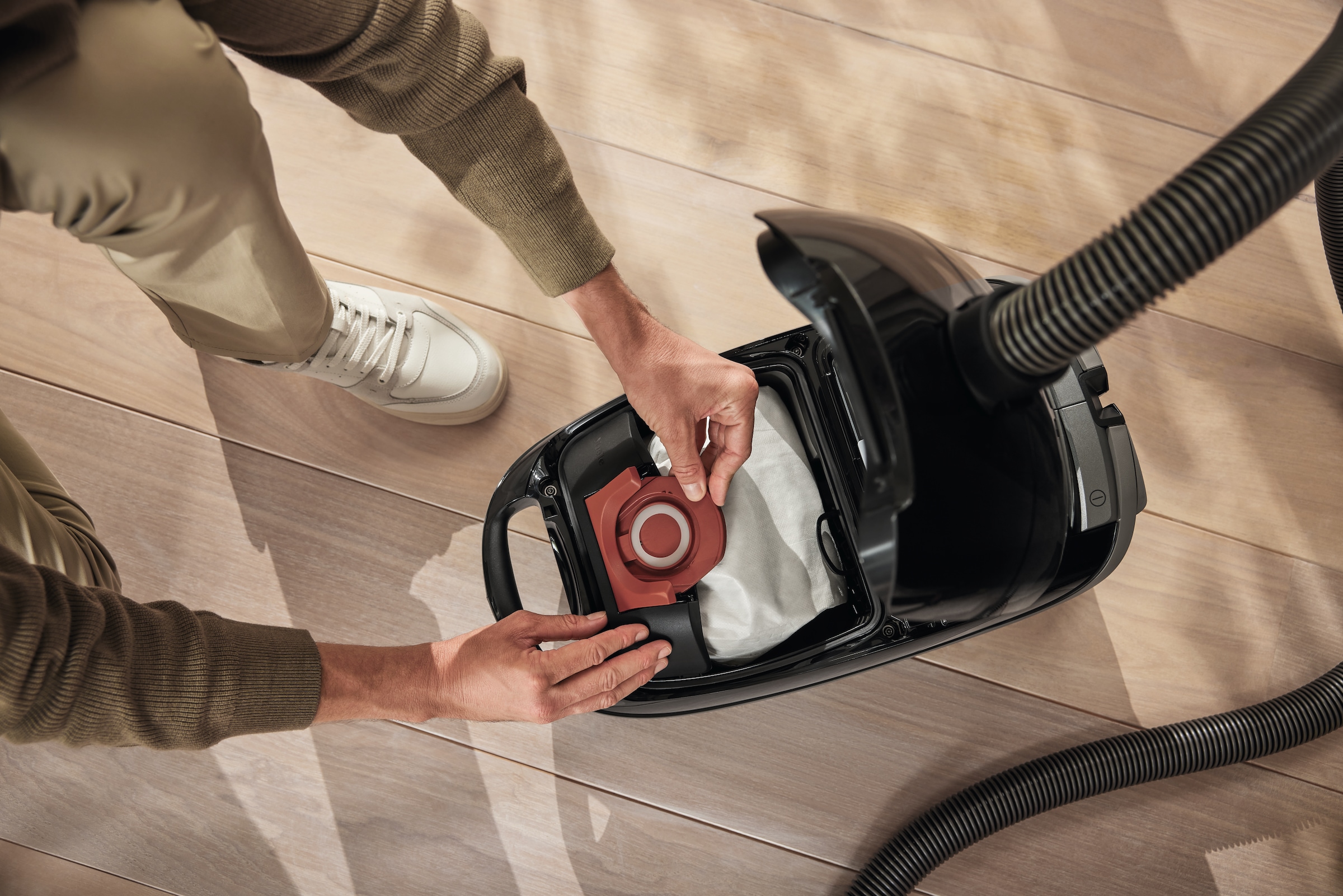 Miele Bodenstaubsauger »Guard M1 S8380 mit ComfortFit & AirClean Filter, Nachfolger S8360«, 890 W, mit Beutel, Starke Saugleistung, integriertes Zubehör, höhenverstellbar