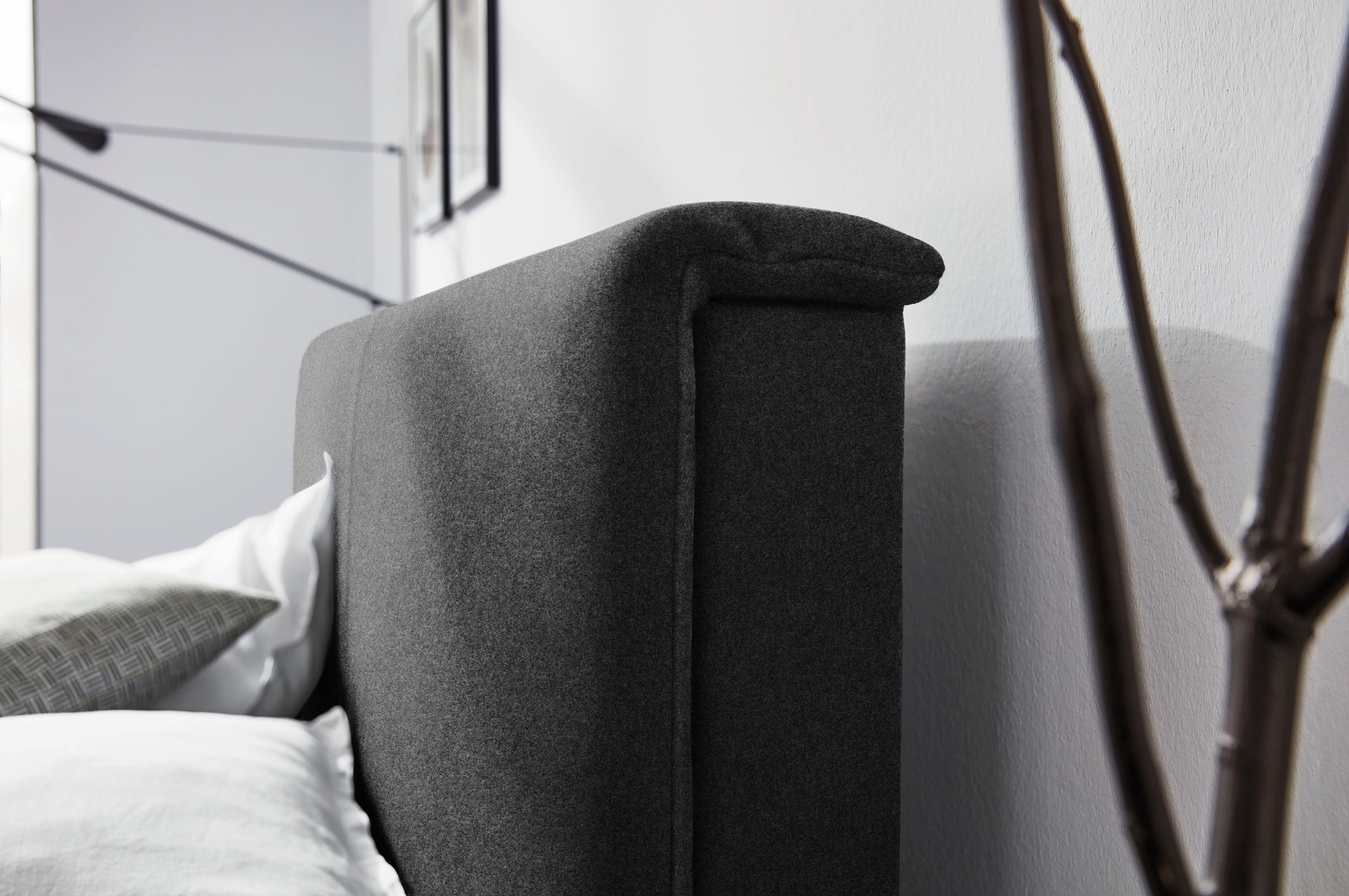 Birkenstock Boxspringbett »Arran«, in Schwebeoptik, mit glattem Kopfteil, Kopfteilhöhe 124 cm