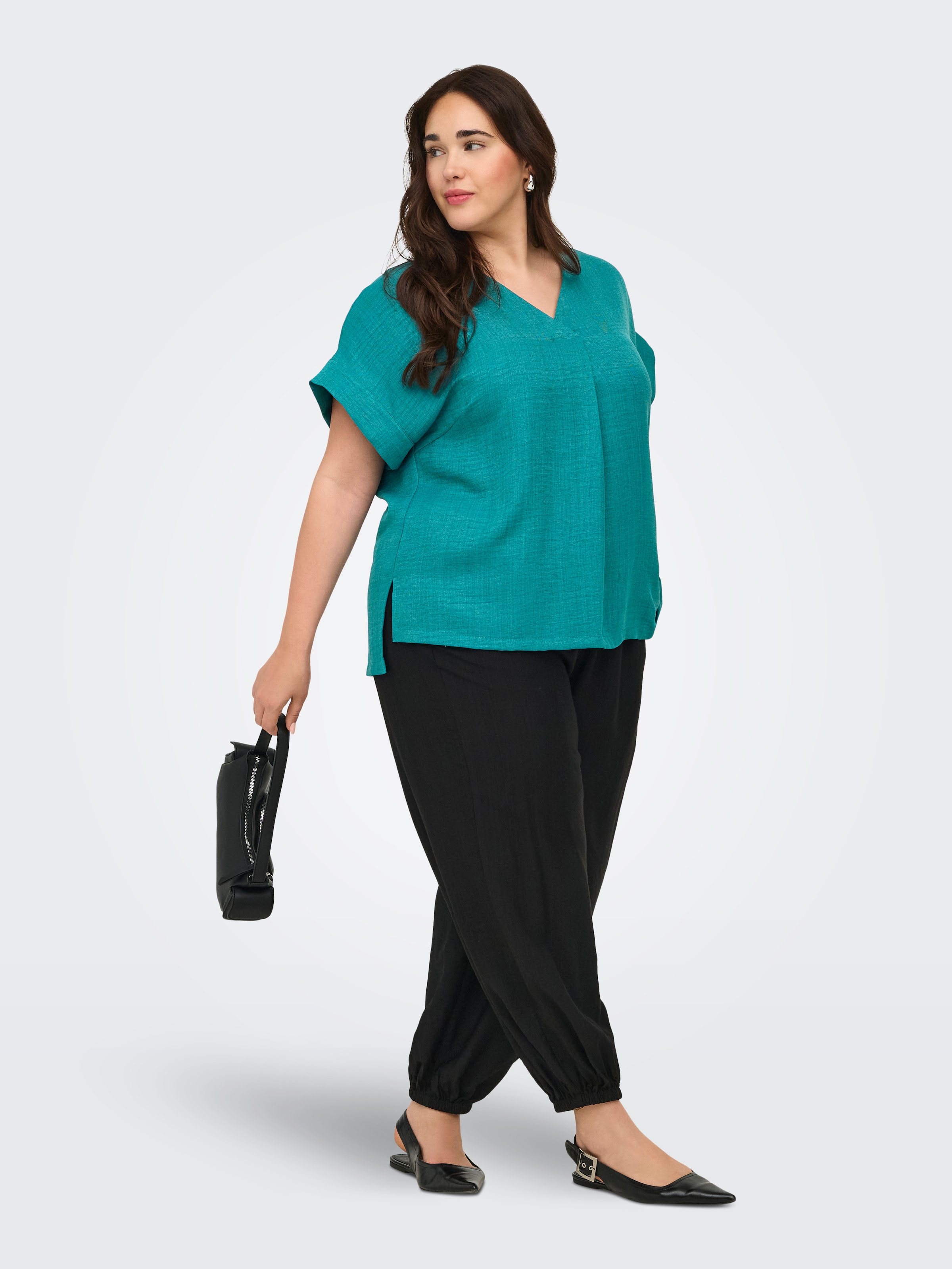 ONLY CARMAKOMA Kurzarmbluse »CARBAY S/S V-NECK TOP WVN« Kunstfaser, regular fit