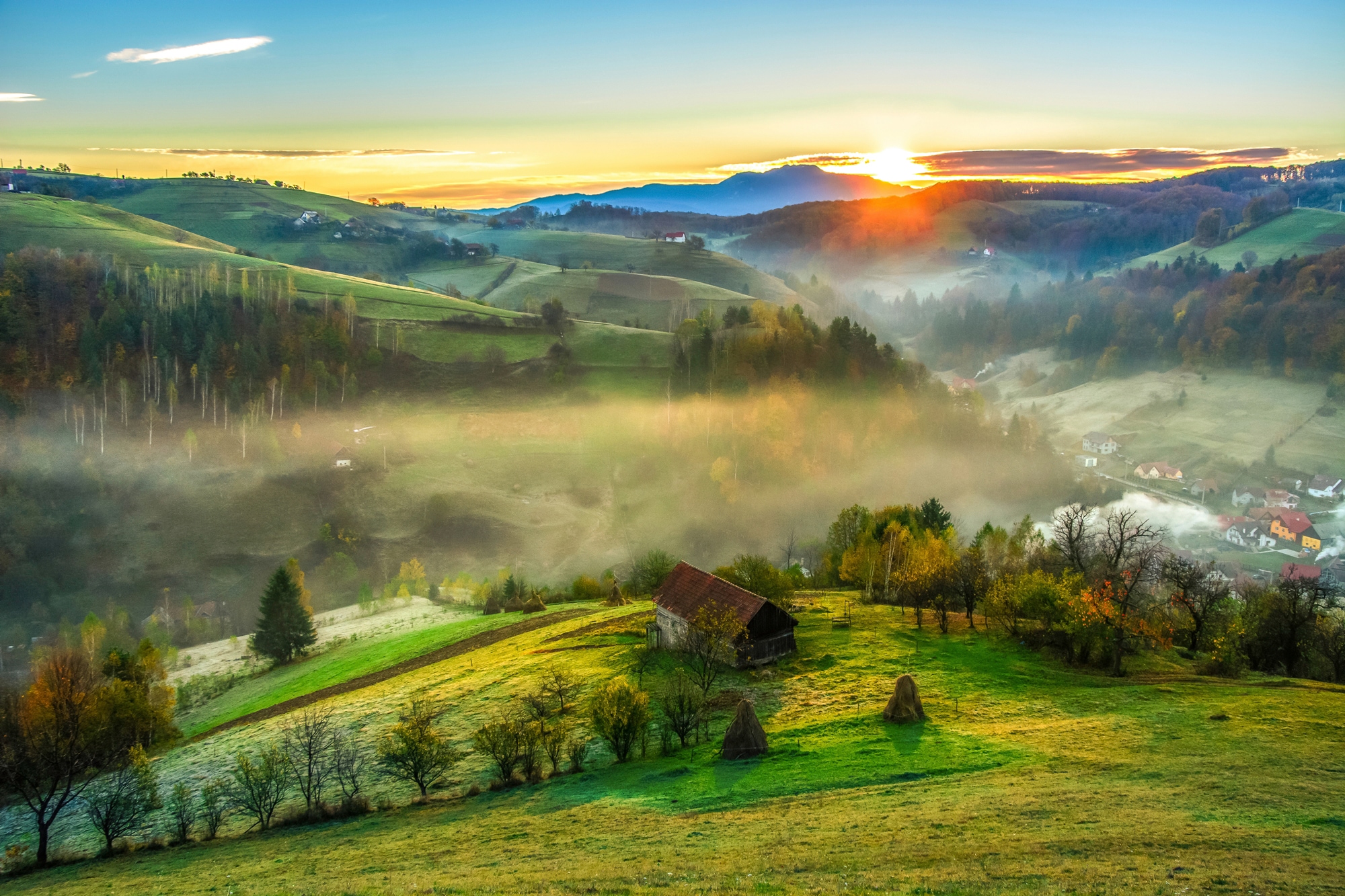 Papermoon Fototapete »PANORAMA-LANDSCHAFT DORF WIESE NEBEL GEBIRGE SONNE WA günstig online kaufen