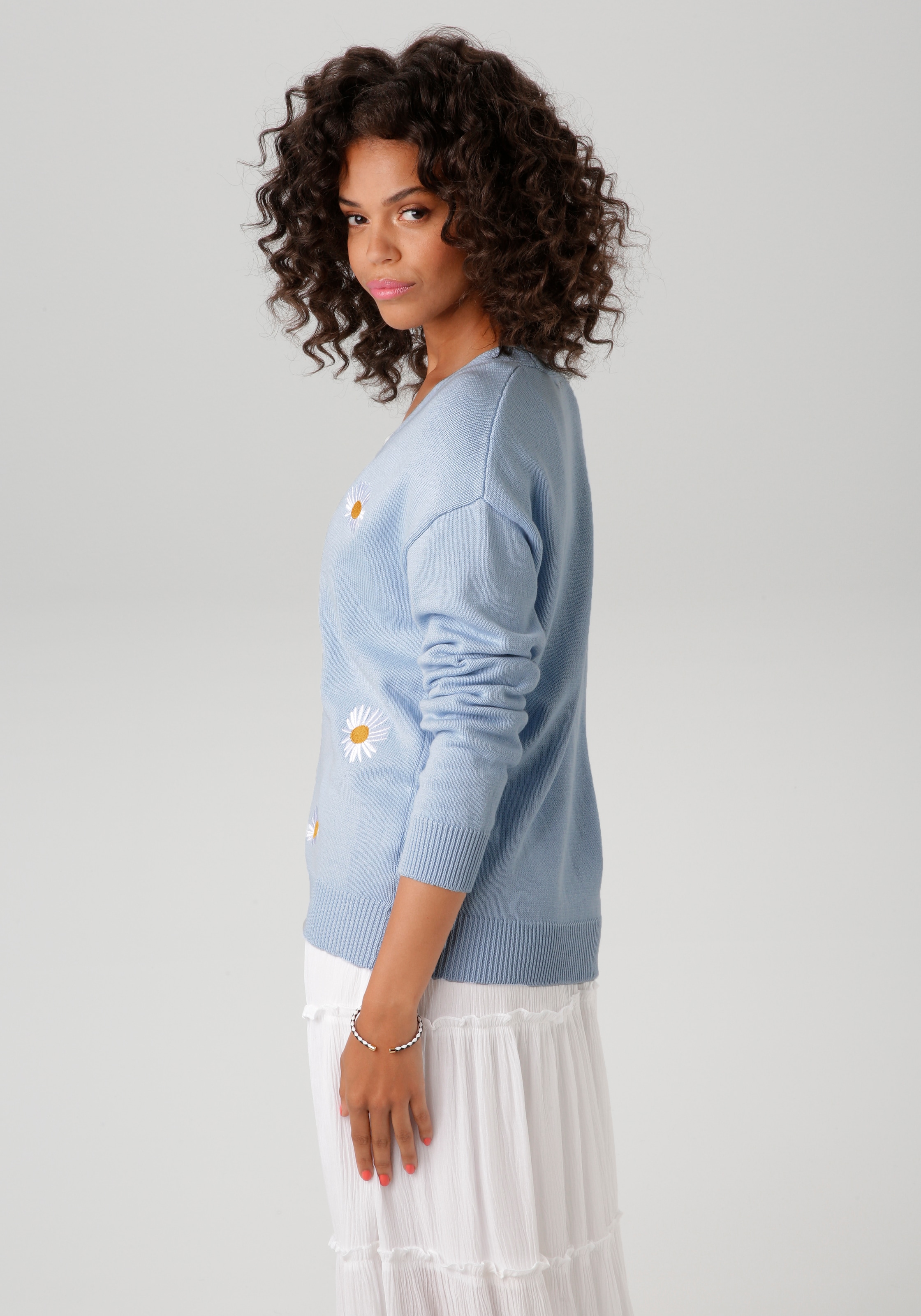 Aniston CASUAL Strickjacke, mit aufgestickten Margeriten verziert