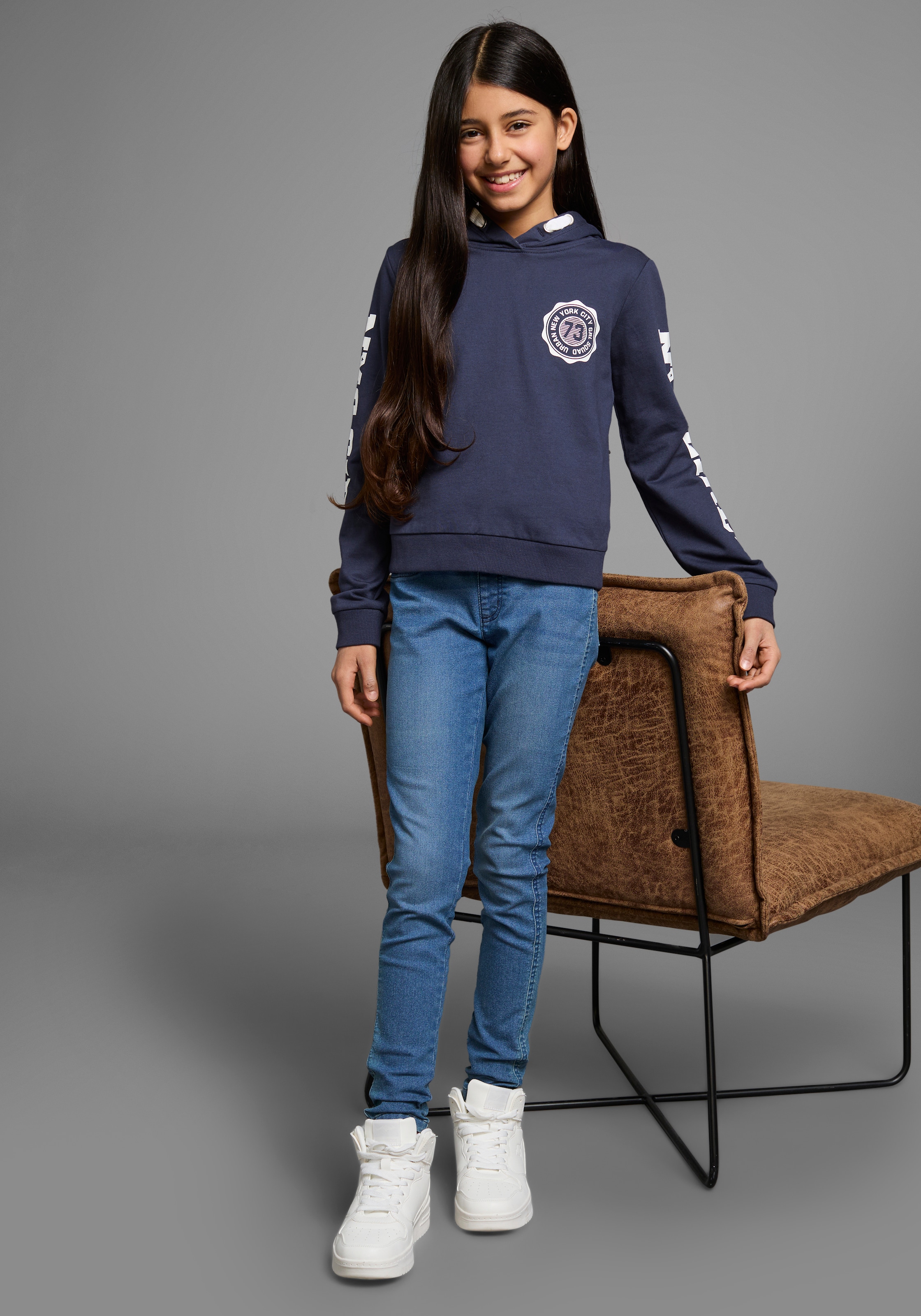 KIDSWORLD Kapuzensweatshirt »Shirt mit Ärmelprint« Langarm,  mit stylischem Print,  mit Kapuze,  aus Baumwolle