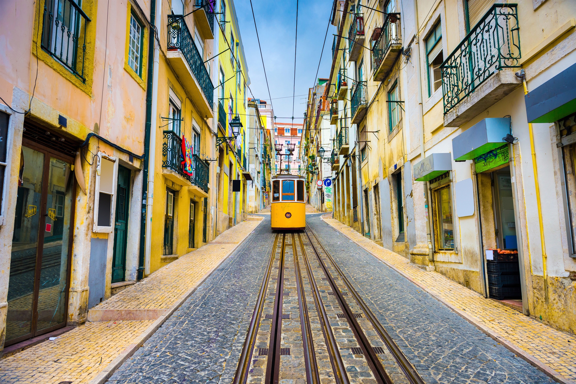 Papermoon Fototapete »LISSABON-GASSE-PORTUGAL ALT BAHN ATLANTIK STADT STRAß günstig online kaufen