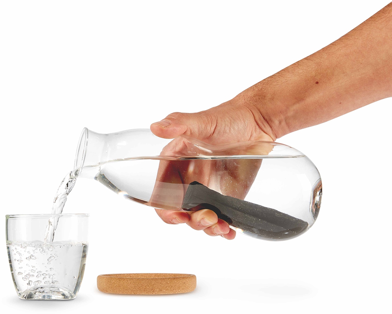 black+blum Wasserkaraffe, auslaufsicher, mit Aktivkohlefilter für gesünderes Wasser, 800 ml