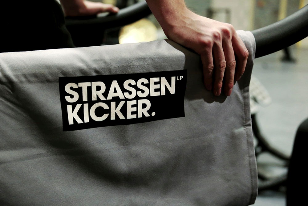Sporthandtuch »Straßenkicker«, (1 St.), mit dekorativem "Straßenkicker" Sch günstig online kaufen