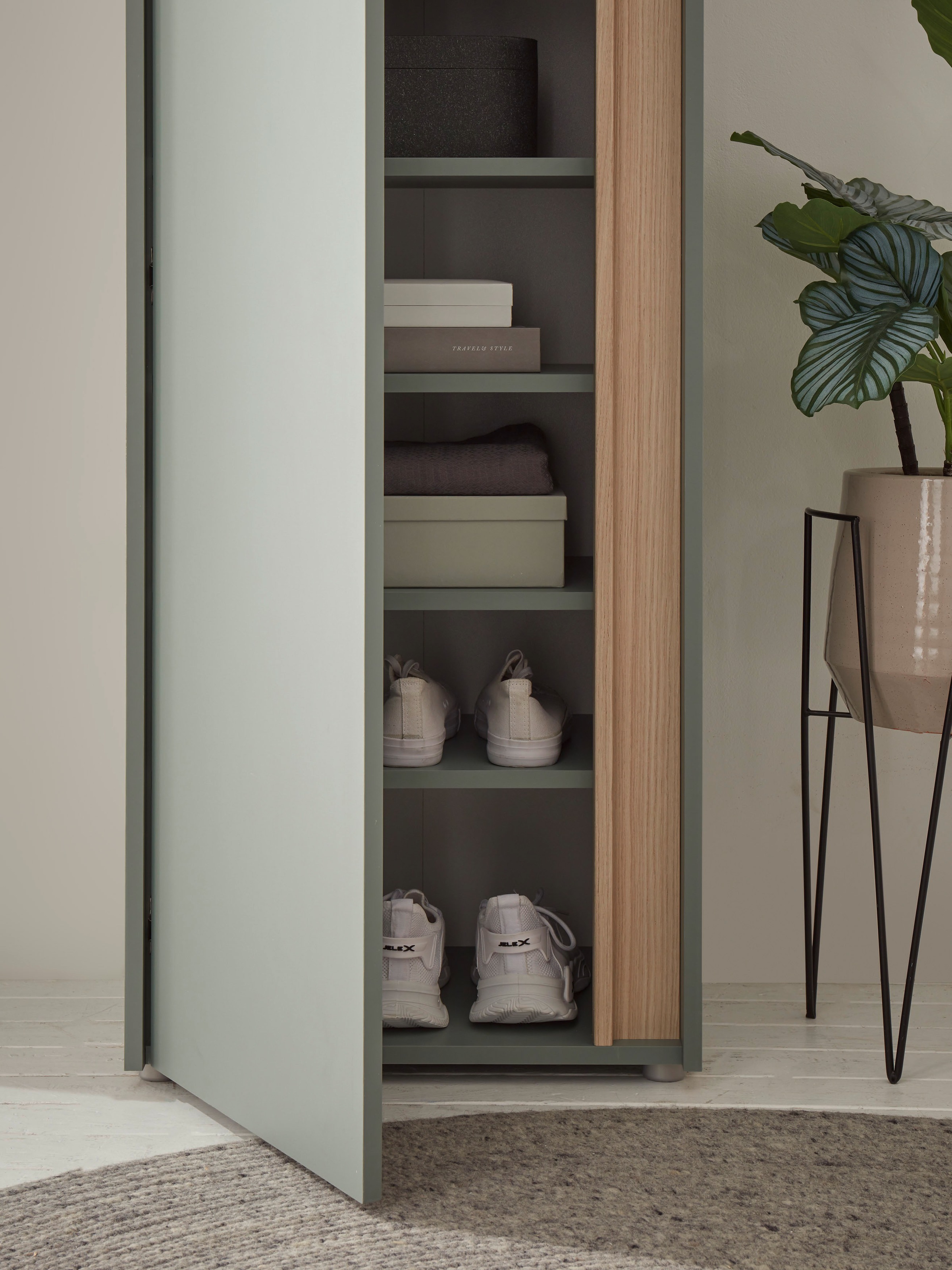 INOSIGN Garderoben-Set »GIRON/CiTY, moderne Garderobe, Komplettset mit viel Stauraum«, (Komplett-Set, 4 St.), enthält Garderobenschränke, Paneel & Schuhbank +Sitzkissen
