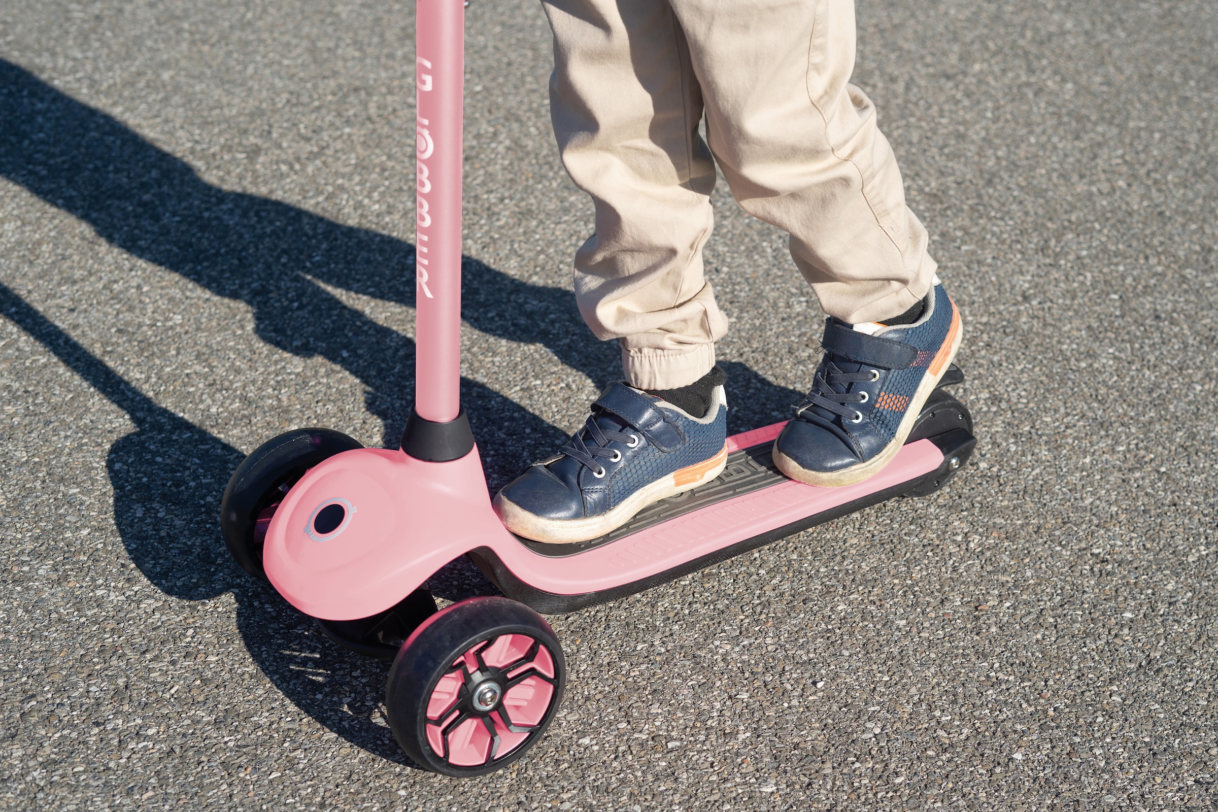 Globber E-Scooter »ONE K E-MOTION 4 PLUS, mit Leuchtrollen« 10 km/h