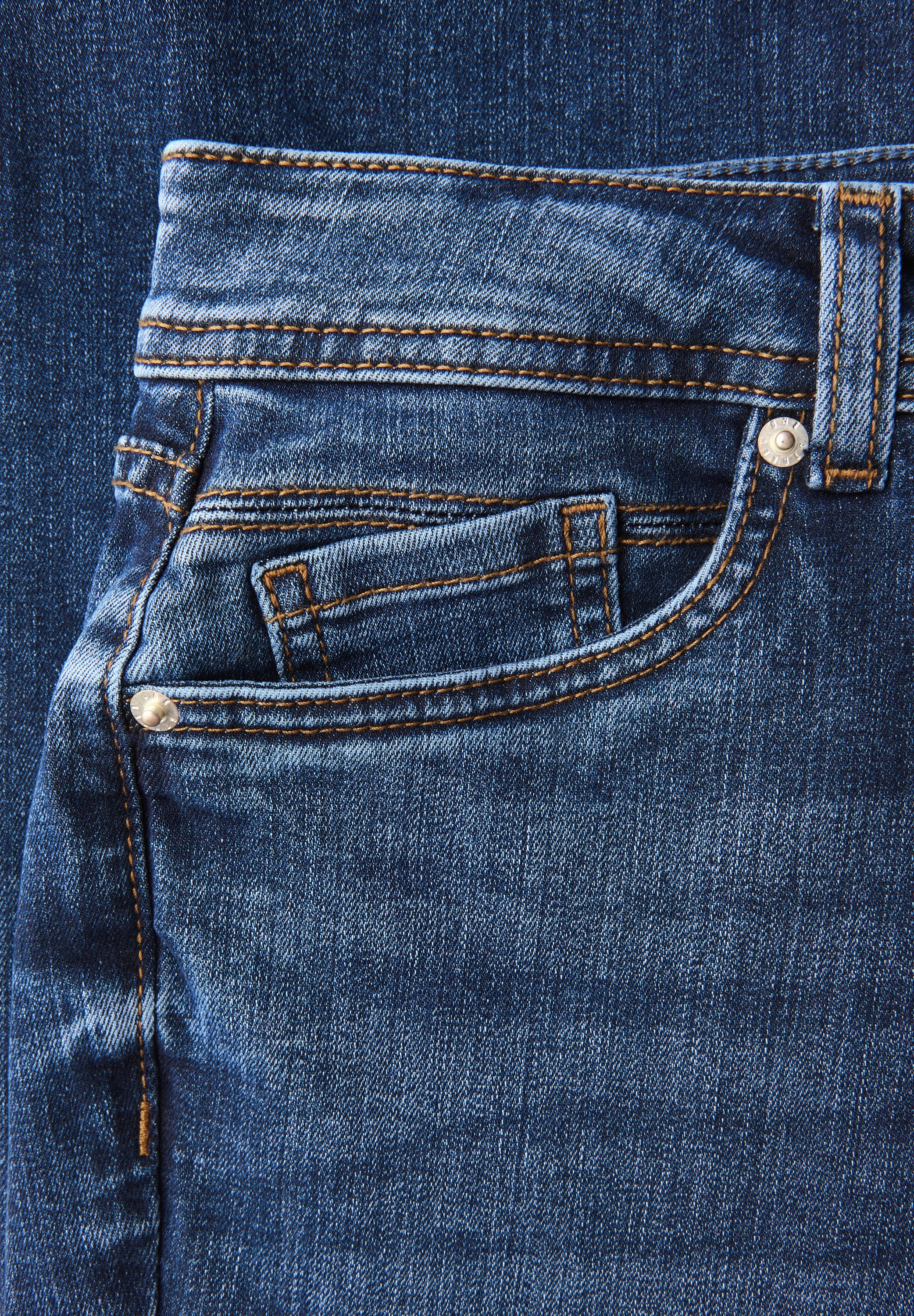 STREET ONE Bootcut-Jeans »Style Bootcut«, in einer Slim Fit Passform und mit Stretch