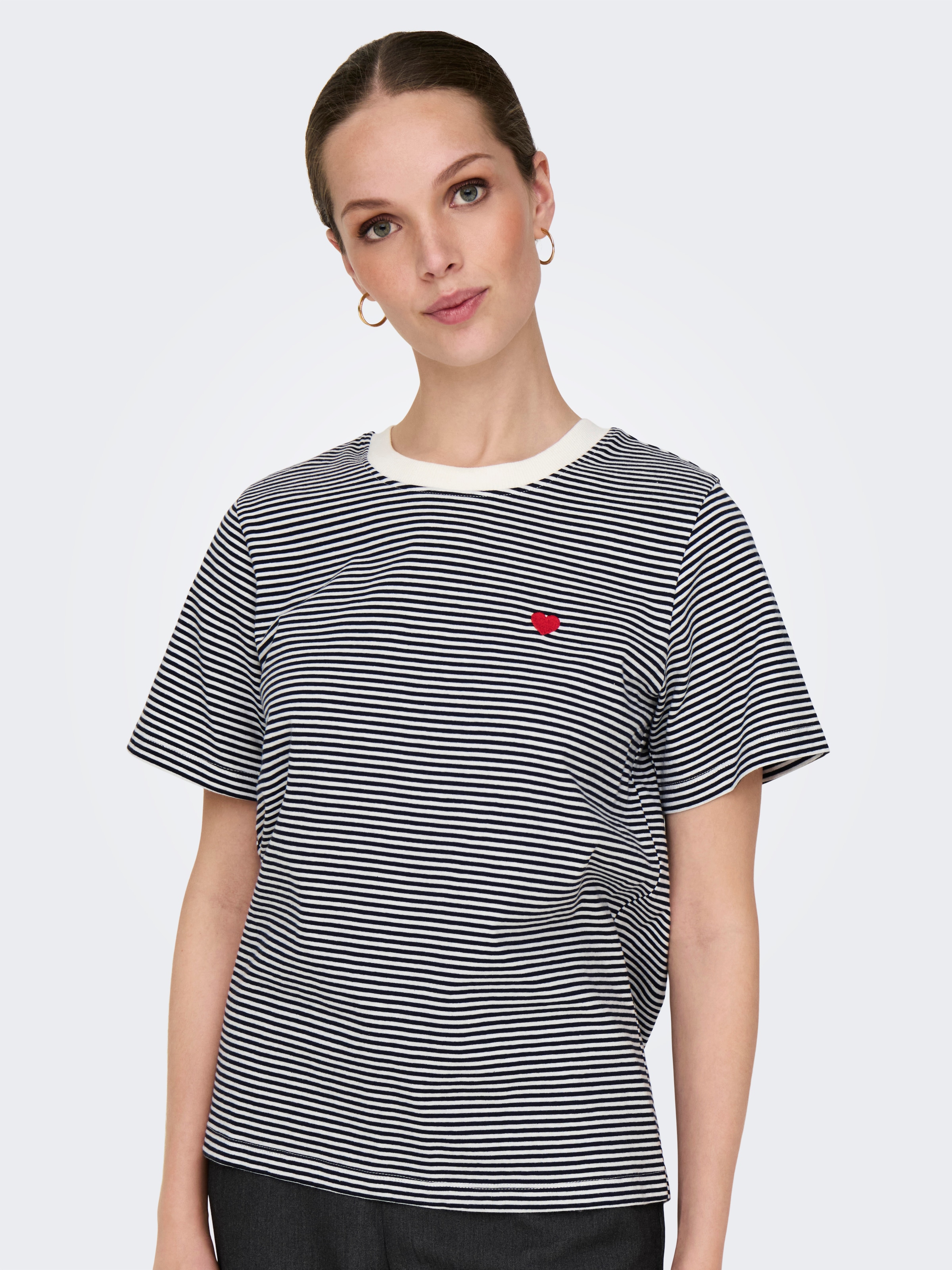 JDY Kurzarmshirt »JDYPISA S/S PRINT TOP JRS NOOS«, mit Herz Stickerei