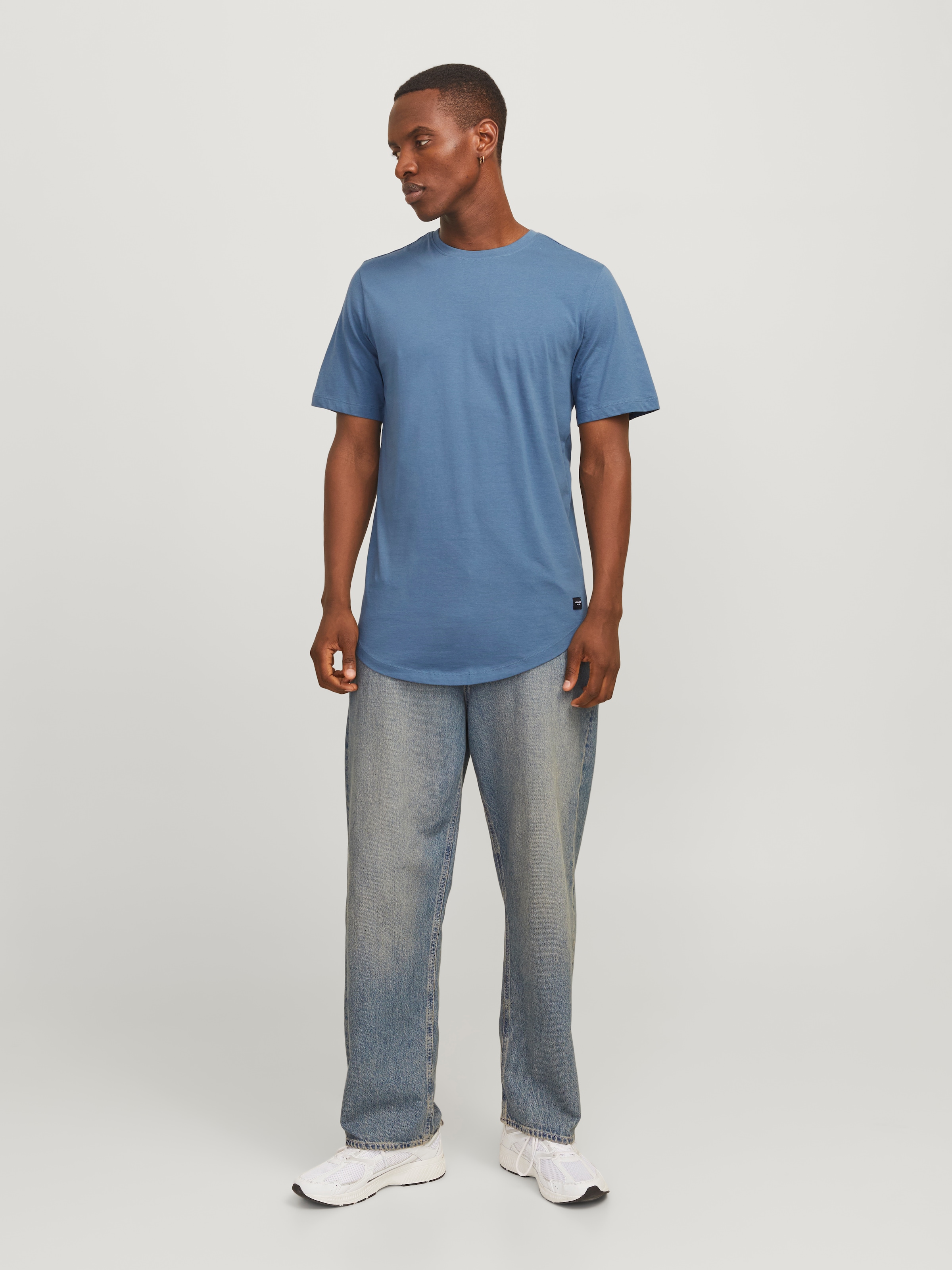 Jack & Jones Rundhalsshirt »JJENOA TEE SS CREW NECK NOOS«, mit abgerundetem Saum