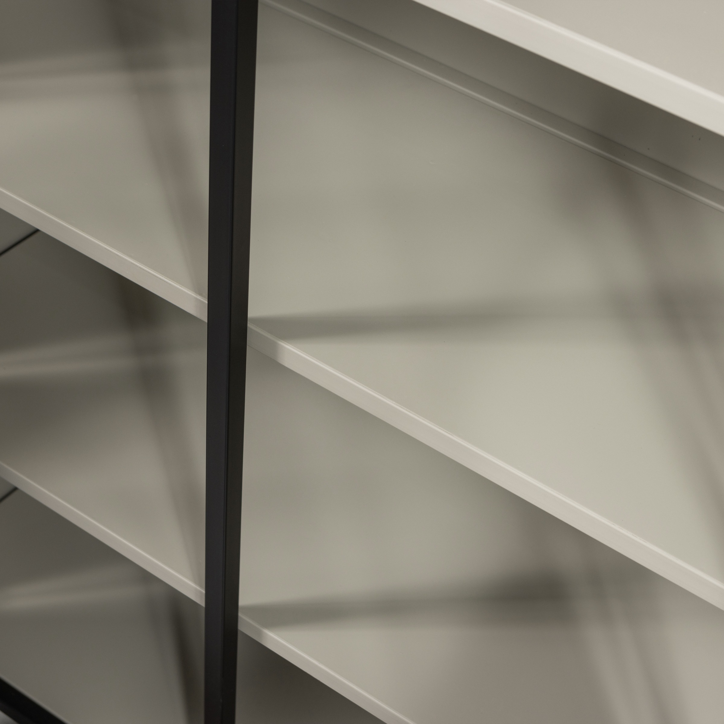 WOOOD Vitrine »EXHIBIT XL 3-TÜRIG SCHRANK METALL B/T/H: 140/44/200 cm« Ausstellungsvitrine  aus mattem Metall bietet 5 stabile Böden