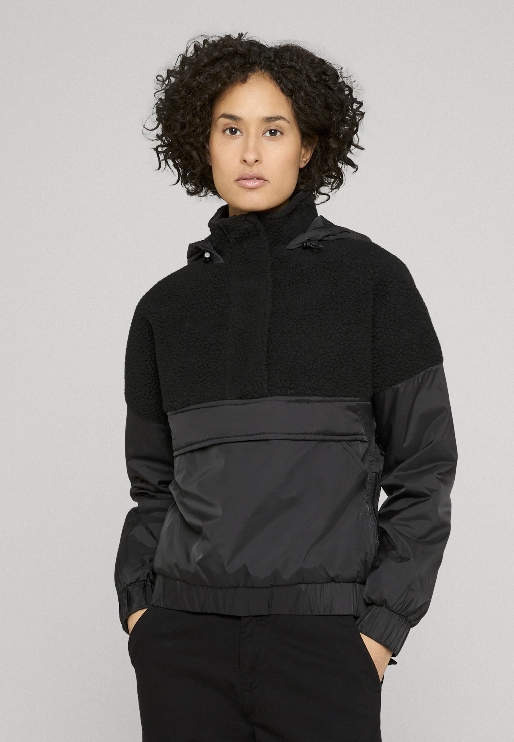 URBAN CLASSICS Winterjacke »Urban Classics Damen Ladies Sherpa Mix Pull Over Jacket« 1 Stk. tlg. mit Kapuze
